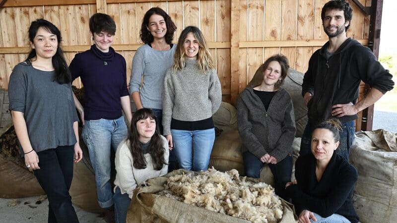 Hinh anh Từ đàn cừu đến sàn dệt, len cừu từ những đàn cừu dưới chân dãy Pyrénées (vùng Ariège) từng chỉ là phụ phẩm bị lãng phí trong chuỗi cung ứng thời trang toàn cầu. 2