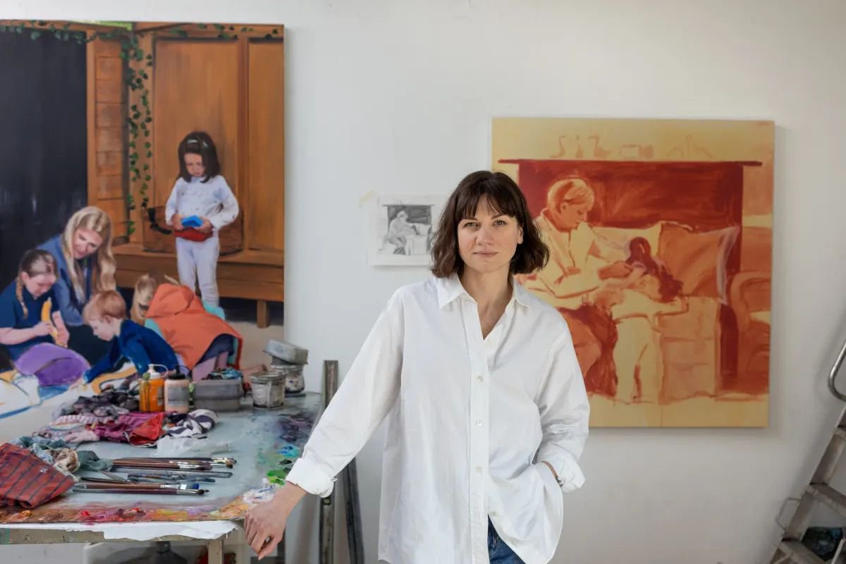 Caroline Walker bên các tác phẩm của mình (Ảnh: Ingleby Gallery)