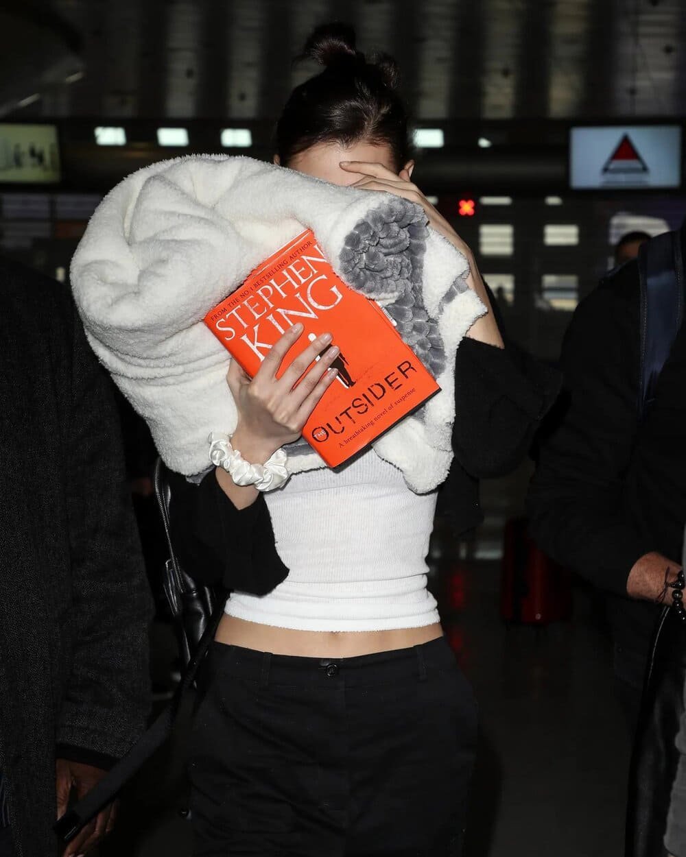 Hinh anh Khi sách trở thành biểu tượng phong cách mới 4