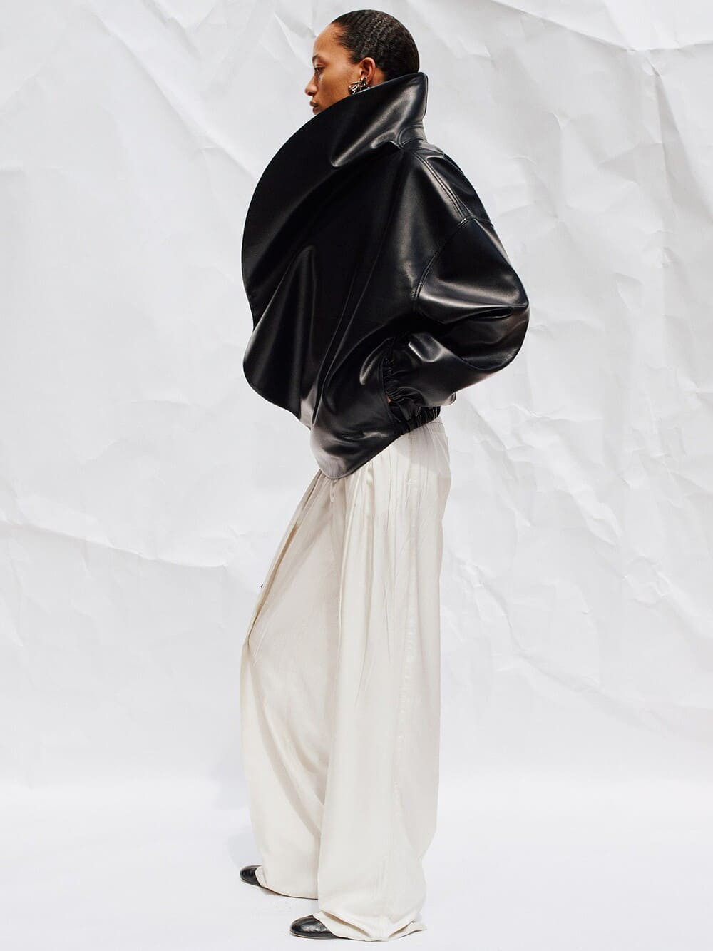 Hinh anh Áo khoác cổ phễu – item 'ẩn mình' nhưng đầy tiếng nói mùa Thu Đông 2025 4