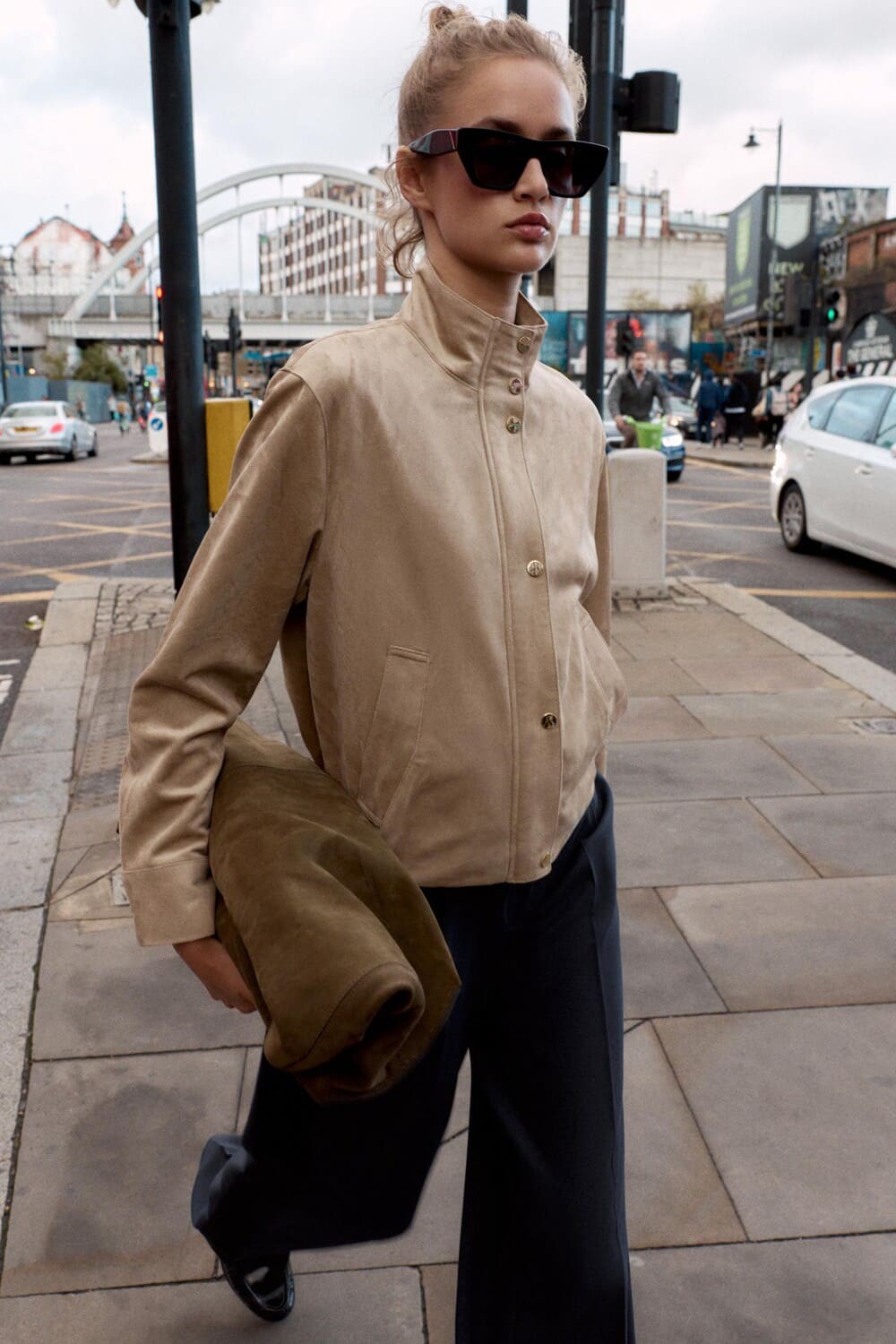 Hinh anh Áo khoác cổ phễu – item 'ẩn mình' nhưng đầy tiếng nói mùa Thu Đông 2025 6