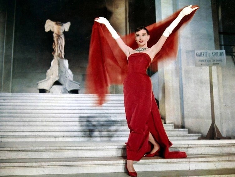 Hinh anh Givenchy từng nói: “Cô ấy đã thổi sự sống vào những thiết kế của tôi, còn tôi thì giúp cô ấy xây dựng phong cách”. Audrey thì thổ lộ: “Tôi chỉ thật sự là chính mình khi mặc đồ của Givenchy”. 4