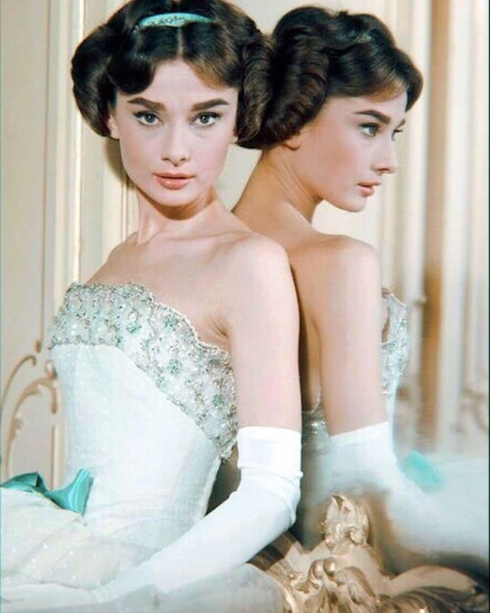 Hinh anh Givenchy từng nói: “Cô ấy đã thổi sự sống vào những thiết kế của tôi, còn tôi thì giúp cô ấy xây dựng phong cách”. Audrey thì thổ lộ: “Tôi chỉ thật sự là chính mình khi mặc đồ của Givenchy”. 6