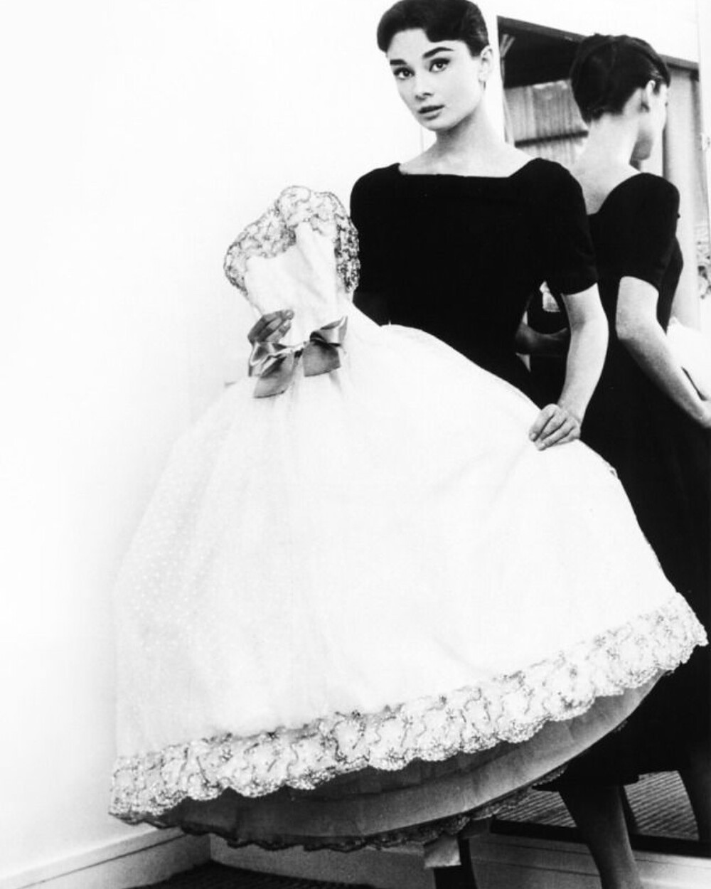 Hinh anh Givenchy từng nói: “Cô ấy đã thổi sự sống vào những thiết kế của tôi, còn tôi thì giúp cô ấy xây dựng phong cách”. Audrey thì thổ lộ: “Tôi chỉ thật sự là chính mình khi mặc đồ của Givenchy”. 7