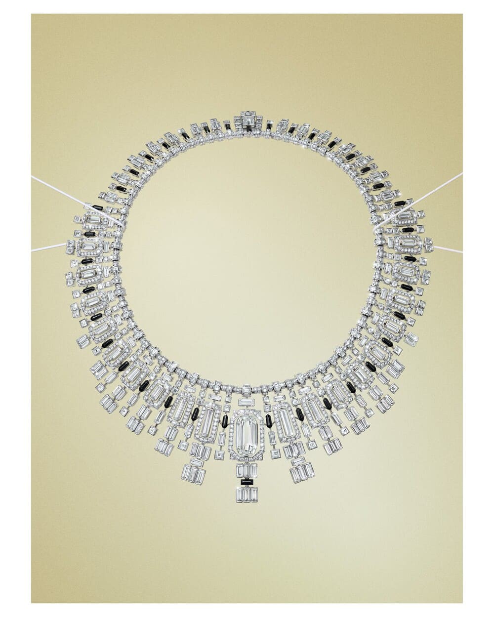 Vetrata tỏa sáng với cấu trúc hình học hoàn hảo