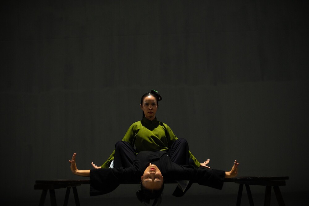 Chị em sinh đôi Dương Yến Châu - Dương Bảo Châu tự biên đạo và trình diễn điệu múa đương đại nhuốm màu huyền hoặc trong phim