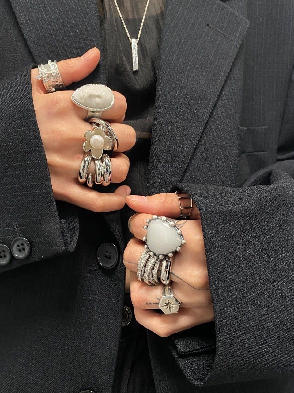 Hinh anh Cơn nghiện phụ kiện: Vì sao thời trang tối giản lại sinh ra chủ nghĩa tối đa? 3