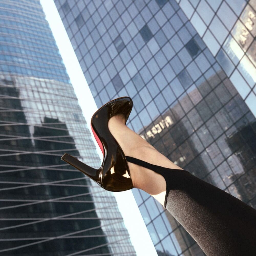 Hinh anh Christian Louboutin Xuân–Hè 2026: Màn trình diễn Harlequin rực rỡ của nghệ thuật sân khấu 4