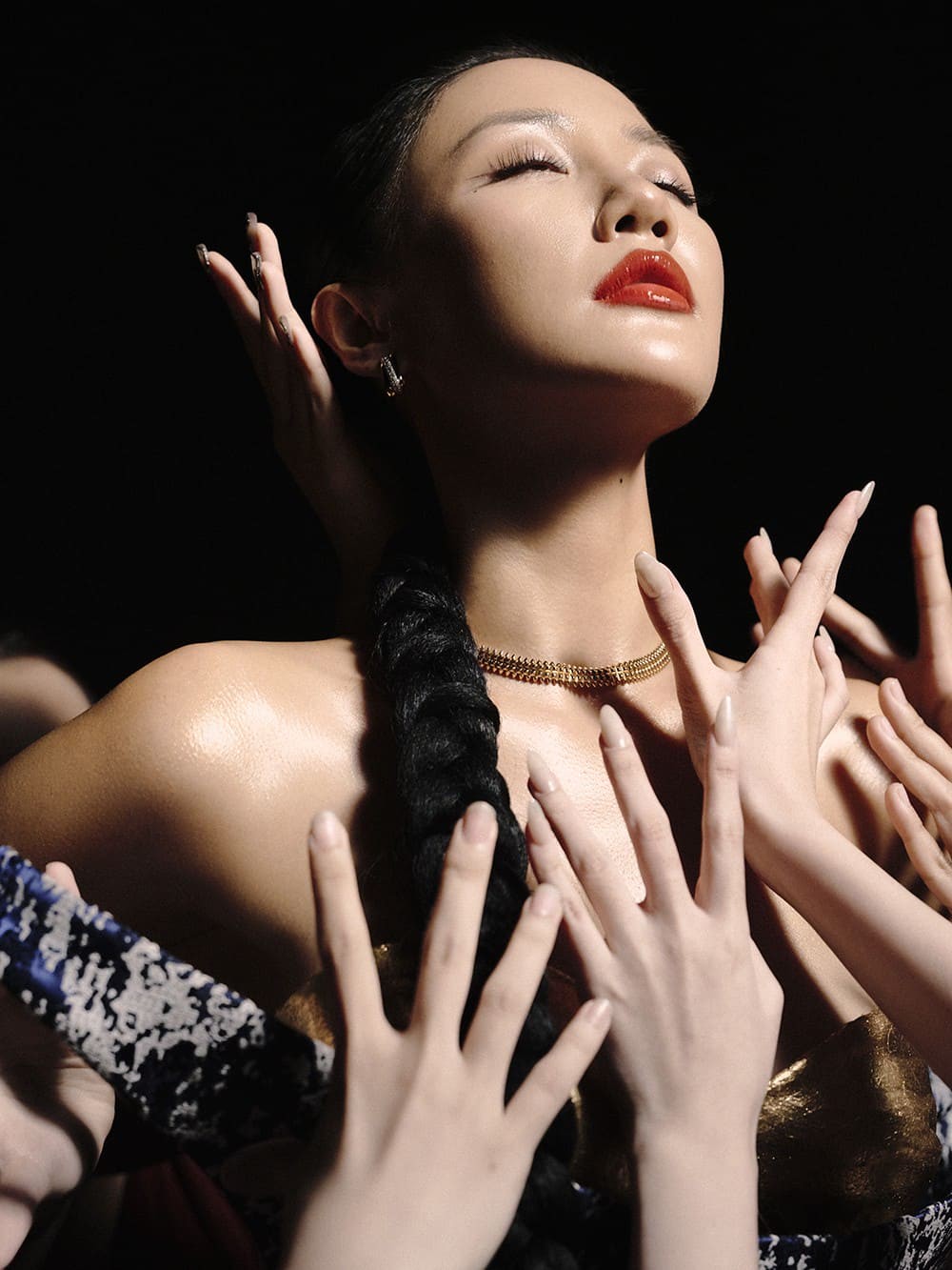 Hinh anh Văn Mai Hương quyến rũ cùng trang sức Cartier trong MV Vườn hồng 1