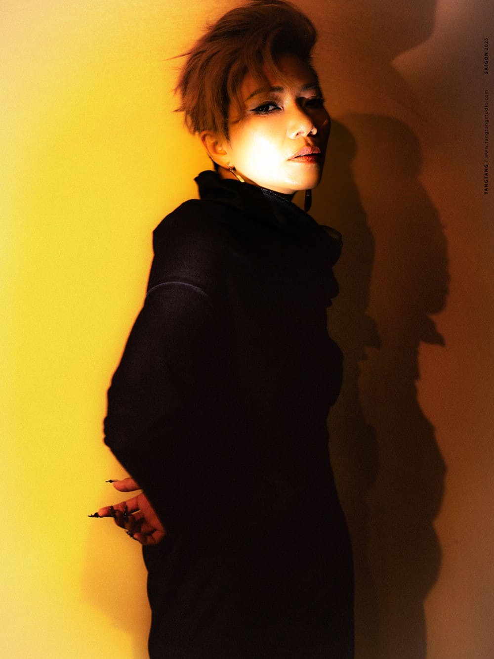 Hinh anh Văn Mai Hương quyến rũ cùng trang sức Cartier trong MV Vườn hồng 3