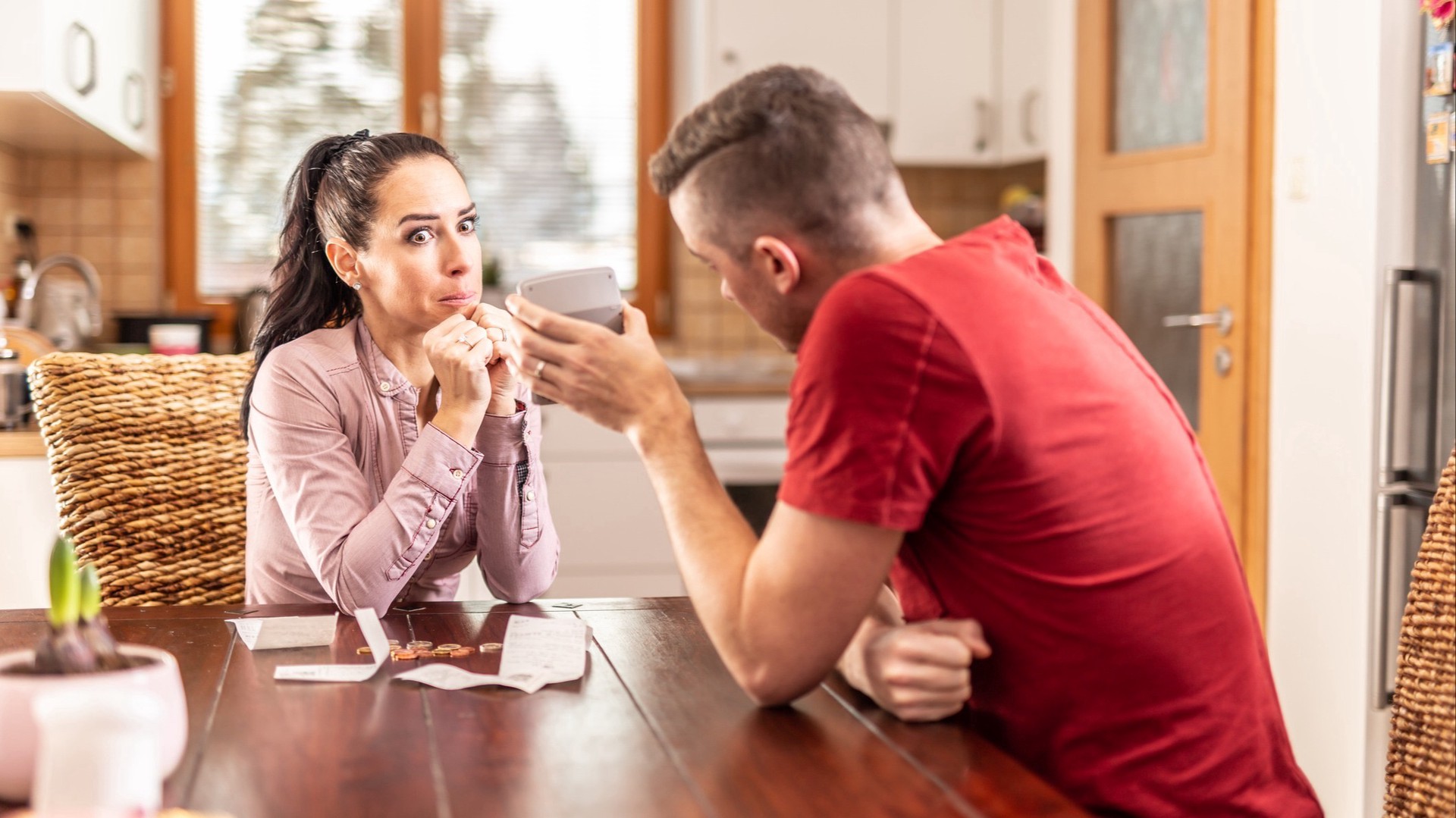 Mở ra không gian cho đối phương chia sẻ, thay vì cảm giác bị tấn công. Đây là lúc bạn đặt sự tò mò lên trên nghi ngờ, khuyến khích một cuộc trao đổi trung thực thay vì một trận đấu lời.