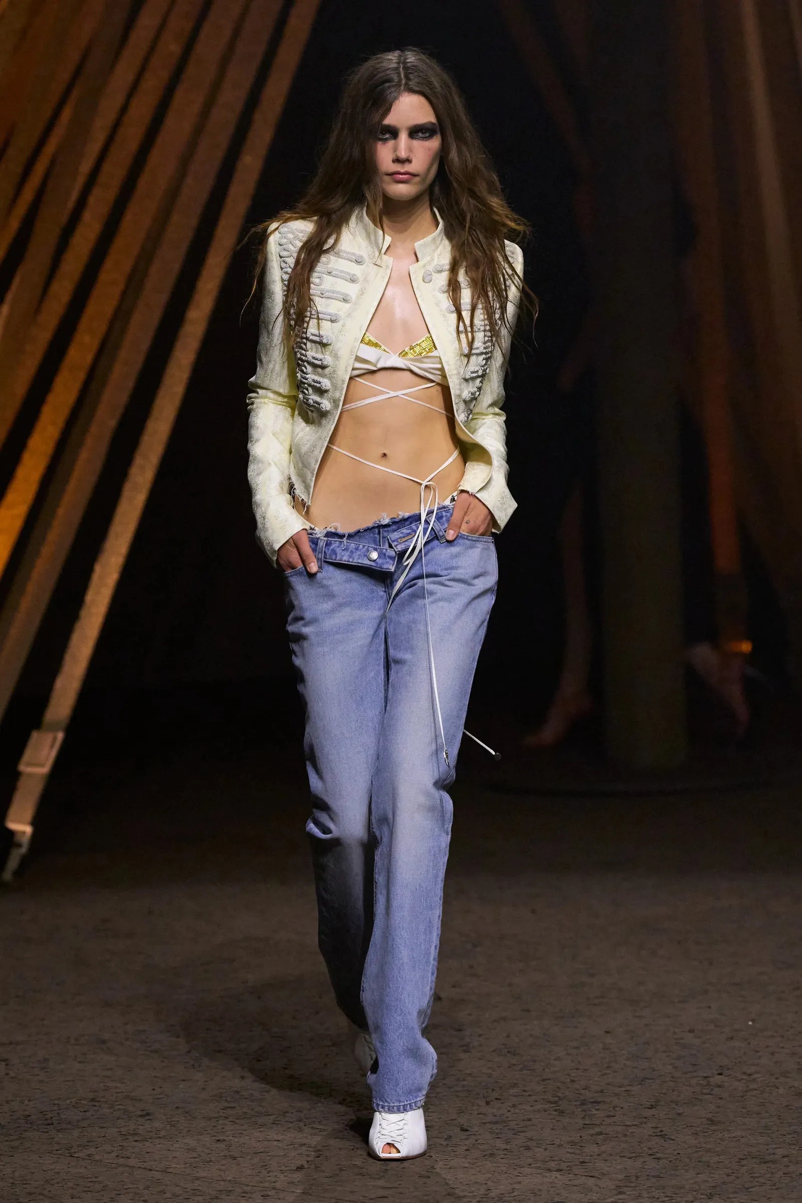 Hinh anh Áo khoác Napoleon trở lại: Khi tinh thần quân phục bước vào thời trang đương đại 26