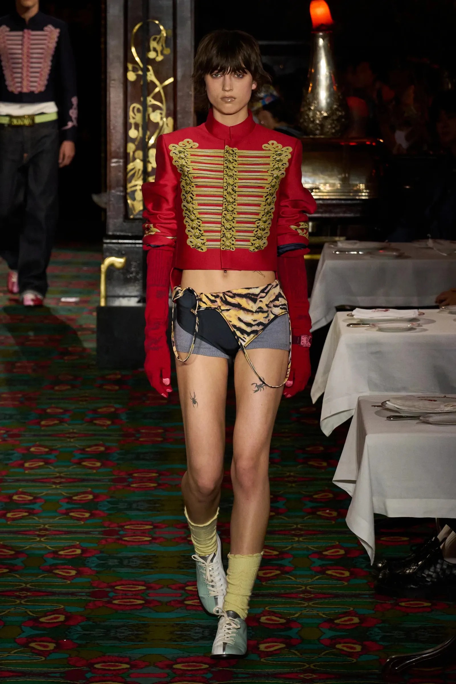 Hinh anh Áo khoác Napoleon trở lại: Khi tinh thần quân phục bước vào thời trang đương đại 20