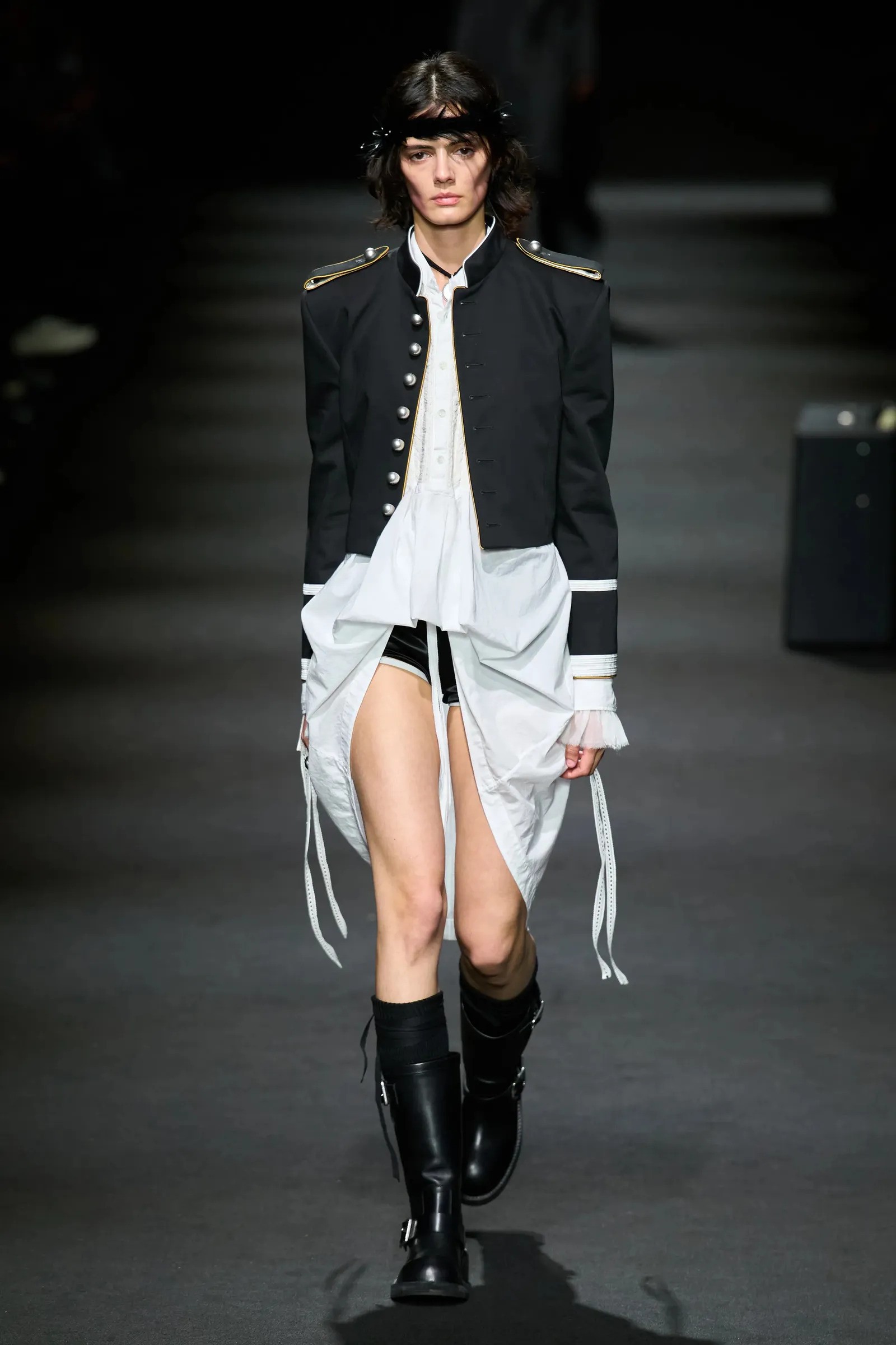 Hinh anh Áo khoác Napoleon trở lại: Khi tinh thần quân phục bước vào thời trang đương đại 21