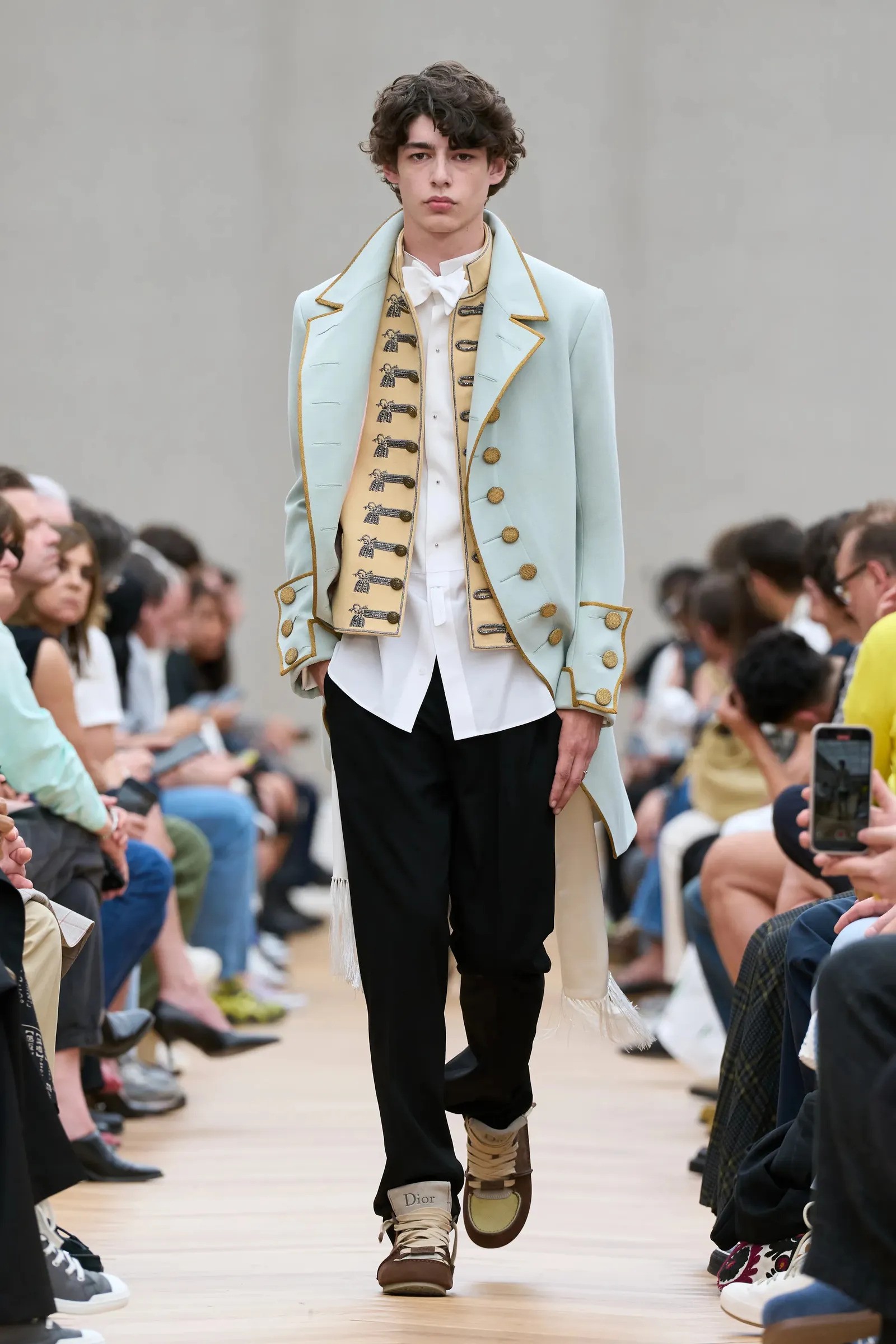 Hinh anh Áo khoác Napoleon trở lại: Khi tinh thần quân phục bước vào thời trang đương đại 15