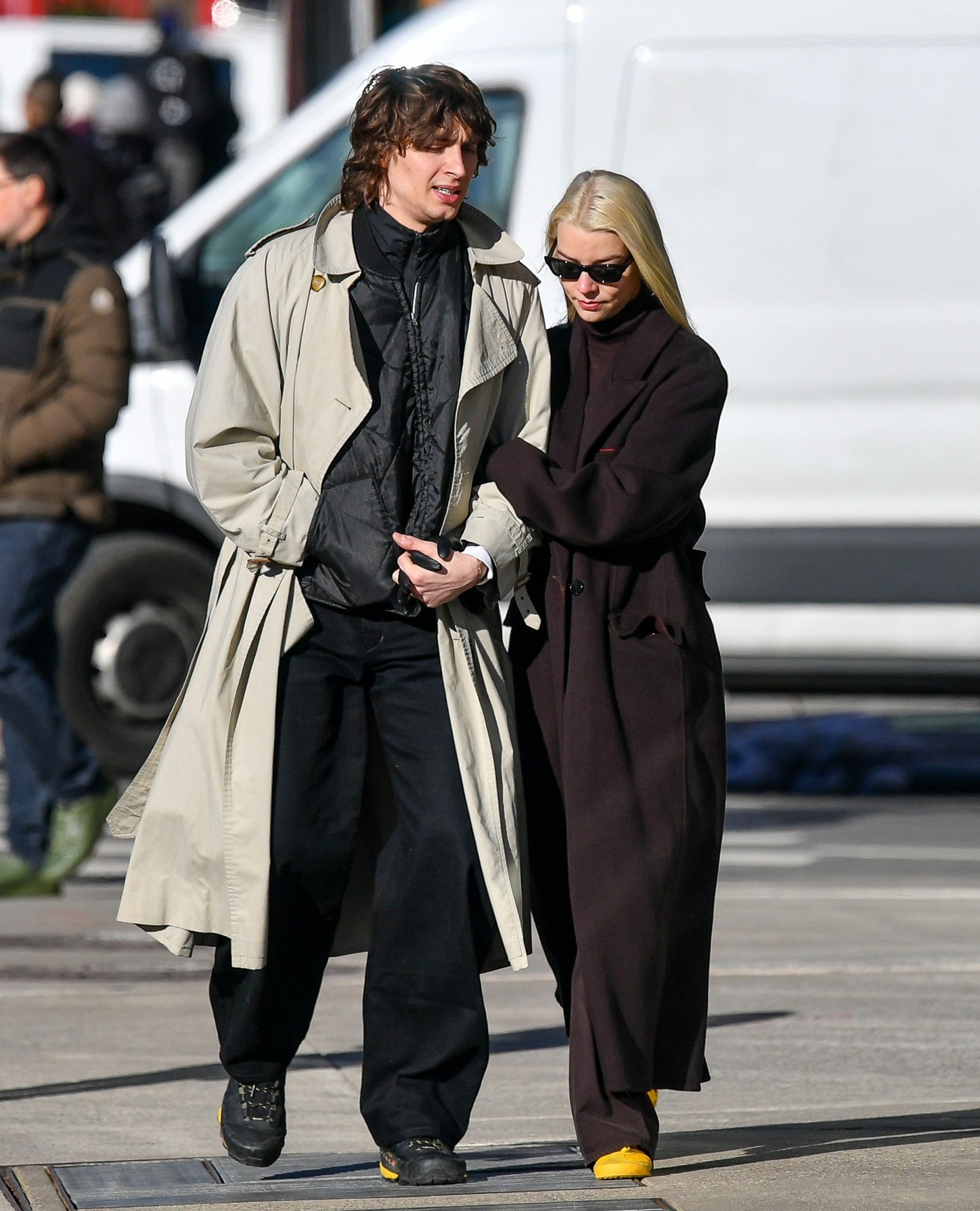 Hinh anh Học bí quyết phối đồ đôi tinh tế của Anya Taylor Joy và Malcolm McRae 3