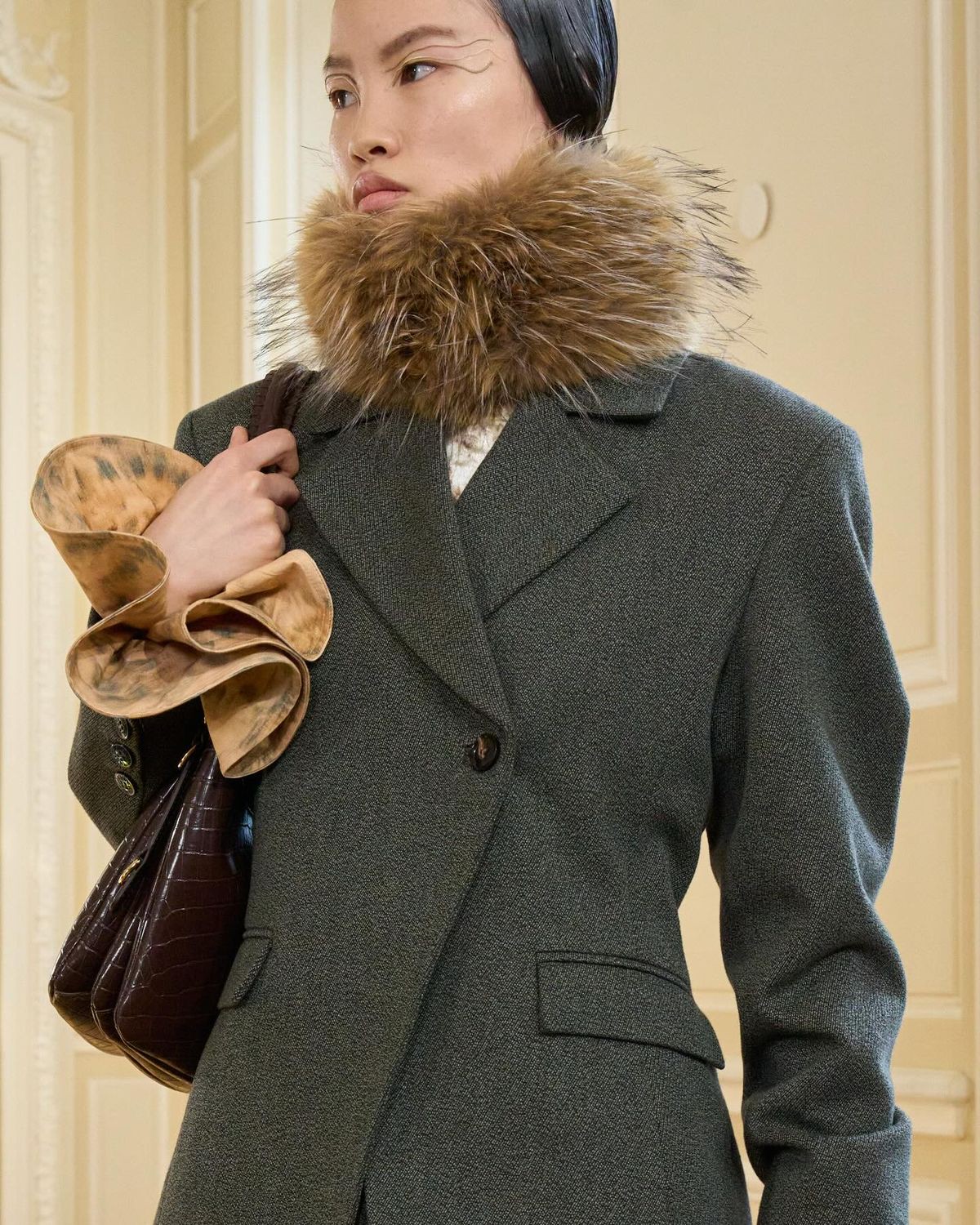 Nhịp rủ mềm mại với khăn quàng lông