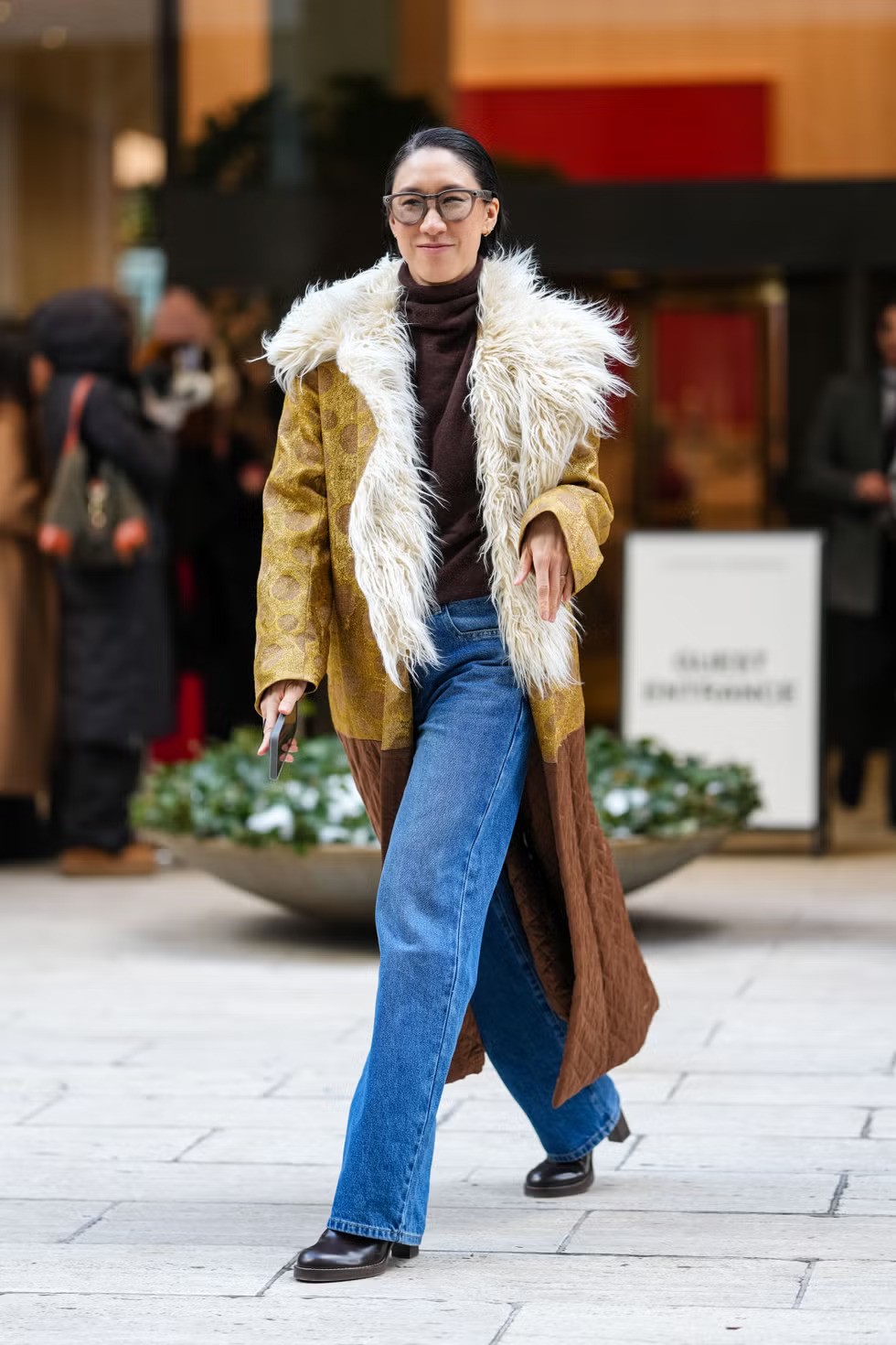 Vẻ đẹp cổ điển với áo khoác cổ lông