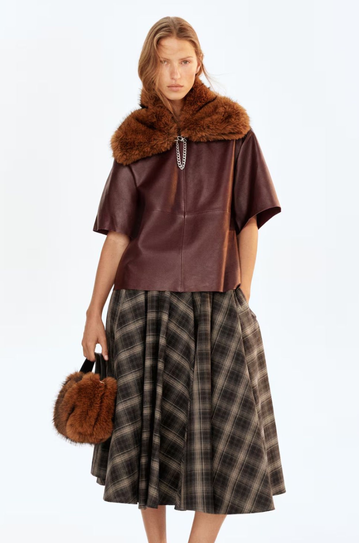 Nhấn nhá trang phục với cổ áo lông tháo rời