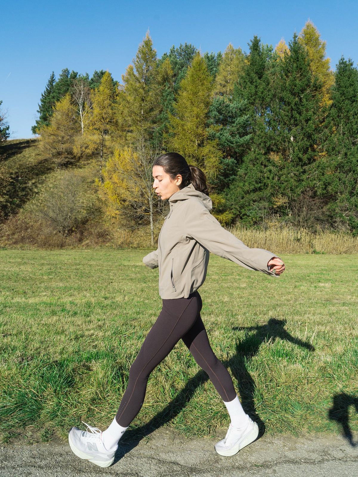 Hinh anh Yoga đi bộ: Sự kết hợp hoàn hảo giữa thể lực và tinh thần 3