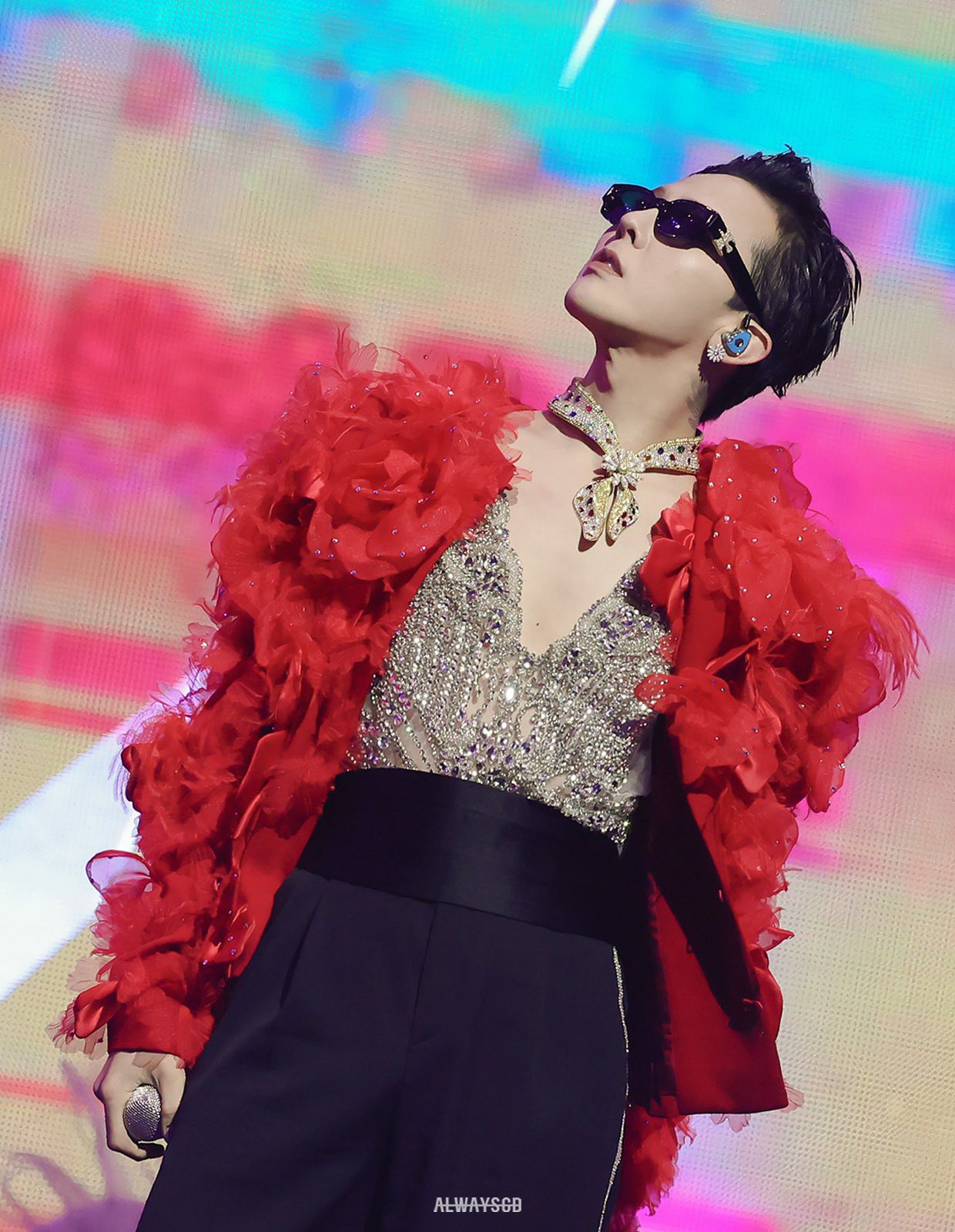 Hinh anh Vũ trụ PEACEMINUSONE của Jacob & Co. và G-Dragon 15