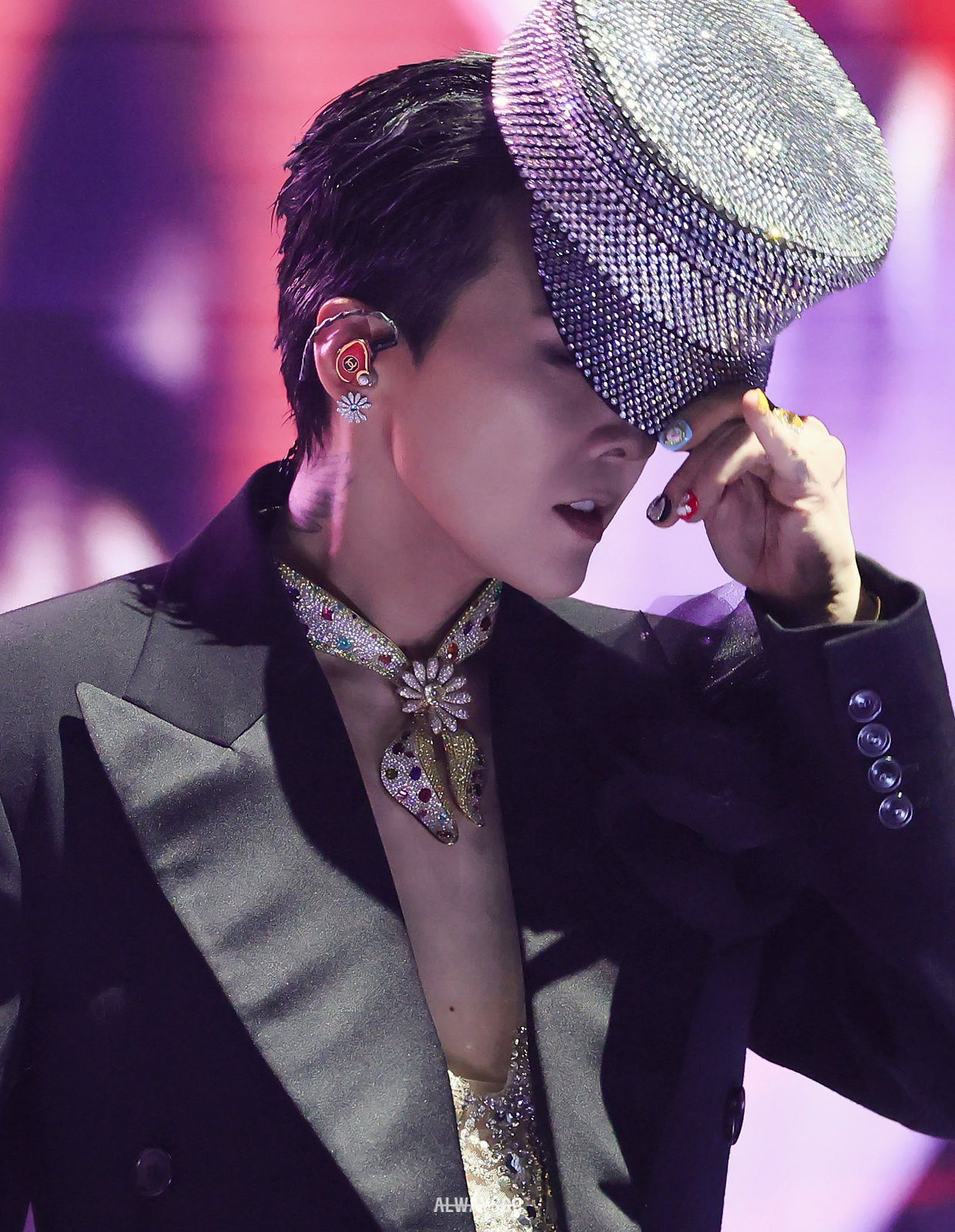 Hinh anh Vũ trụ PEACEMINUSONE của Jacob & Co. và G-Dragon 16