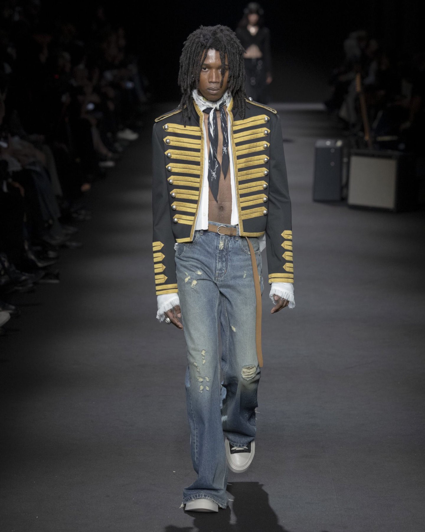 Hinh anh Áo khoác Napoleon trở lại: Khi tinh thần quân phục bước vào thời trang đương đại 24