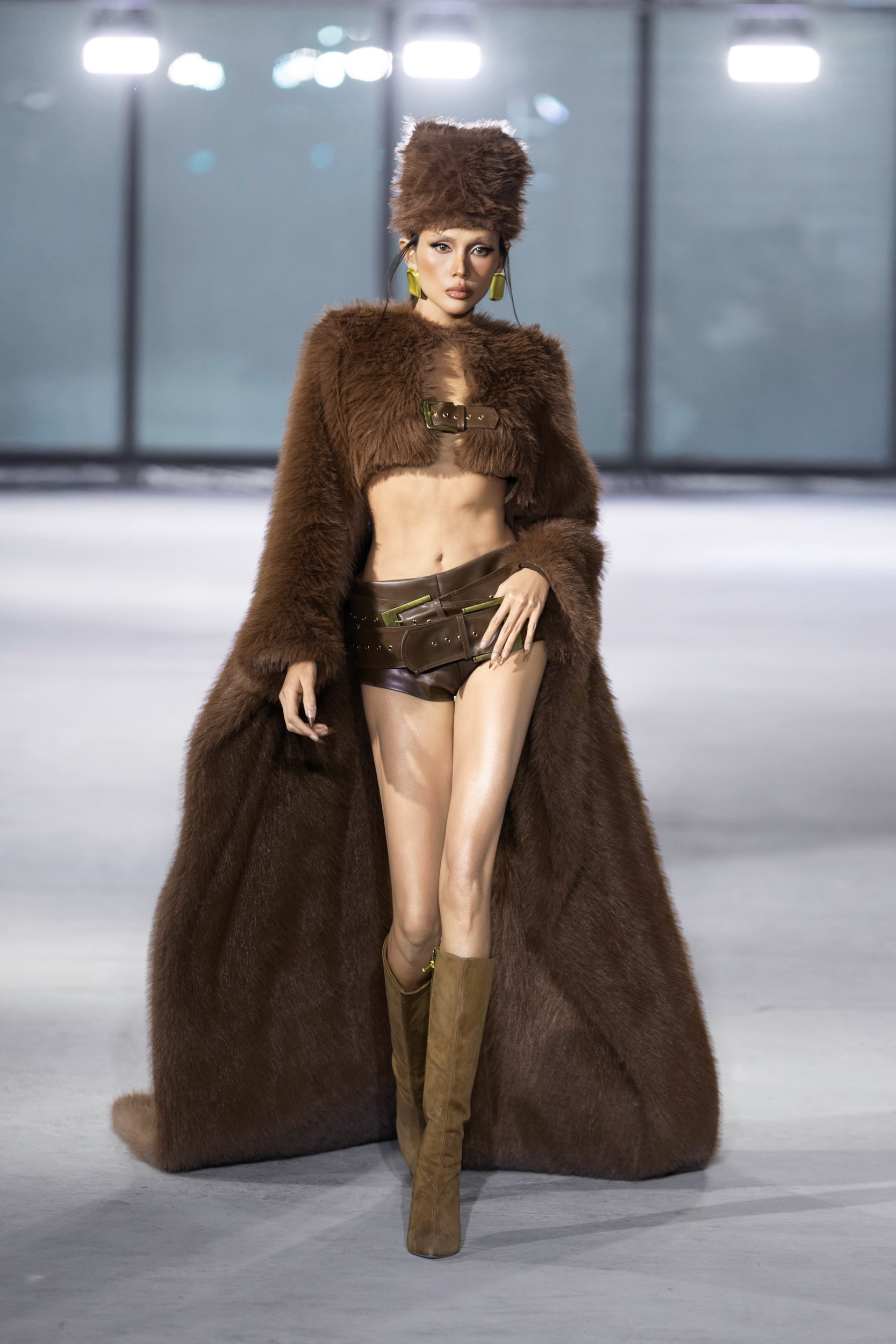 Cá tính với áo choàng lông dày kết hợp cùng chân váy da