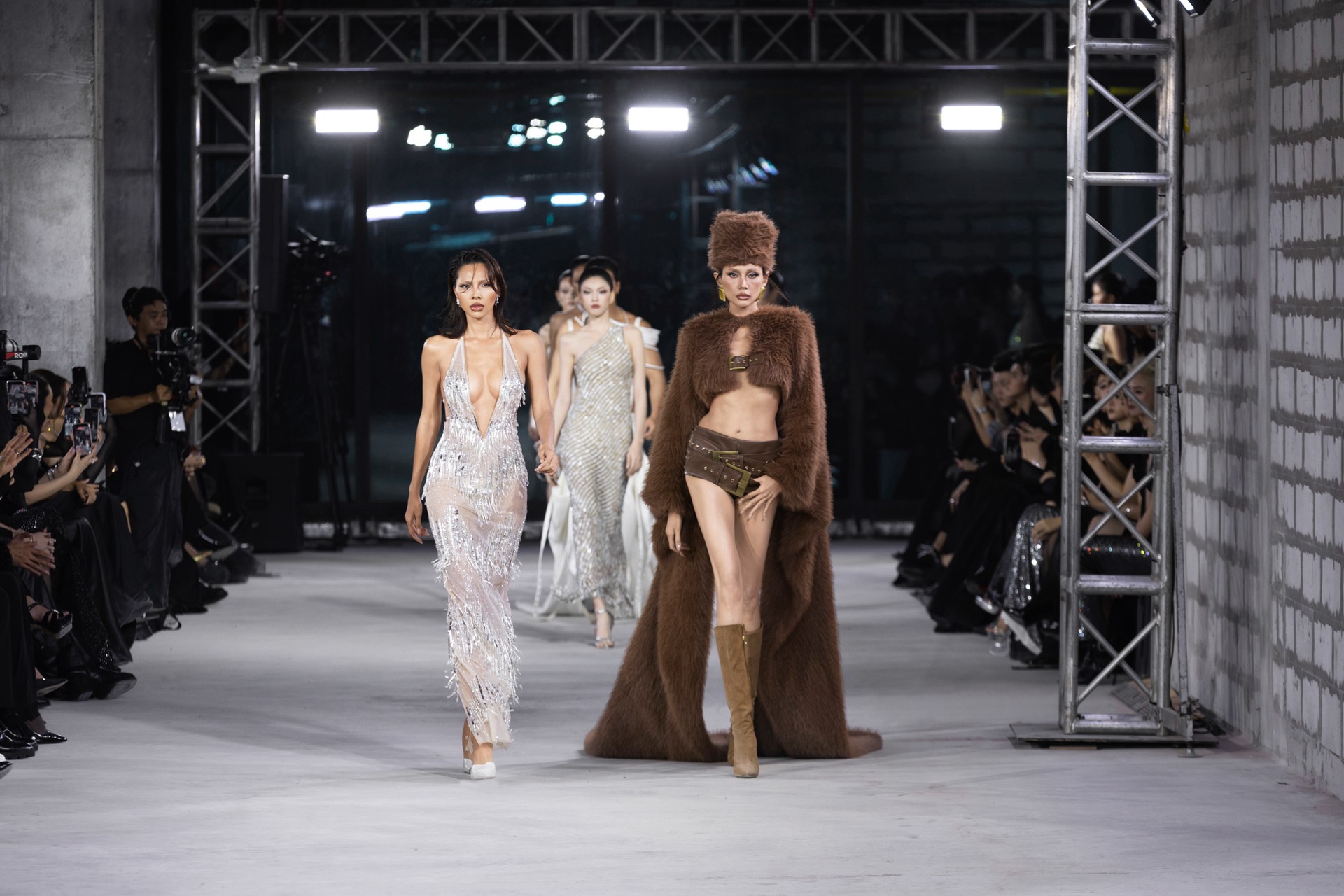 Đỗ Long giới thiệu bộ sưu tập với tinh thần “tái sinh từ tro tàn”