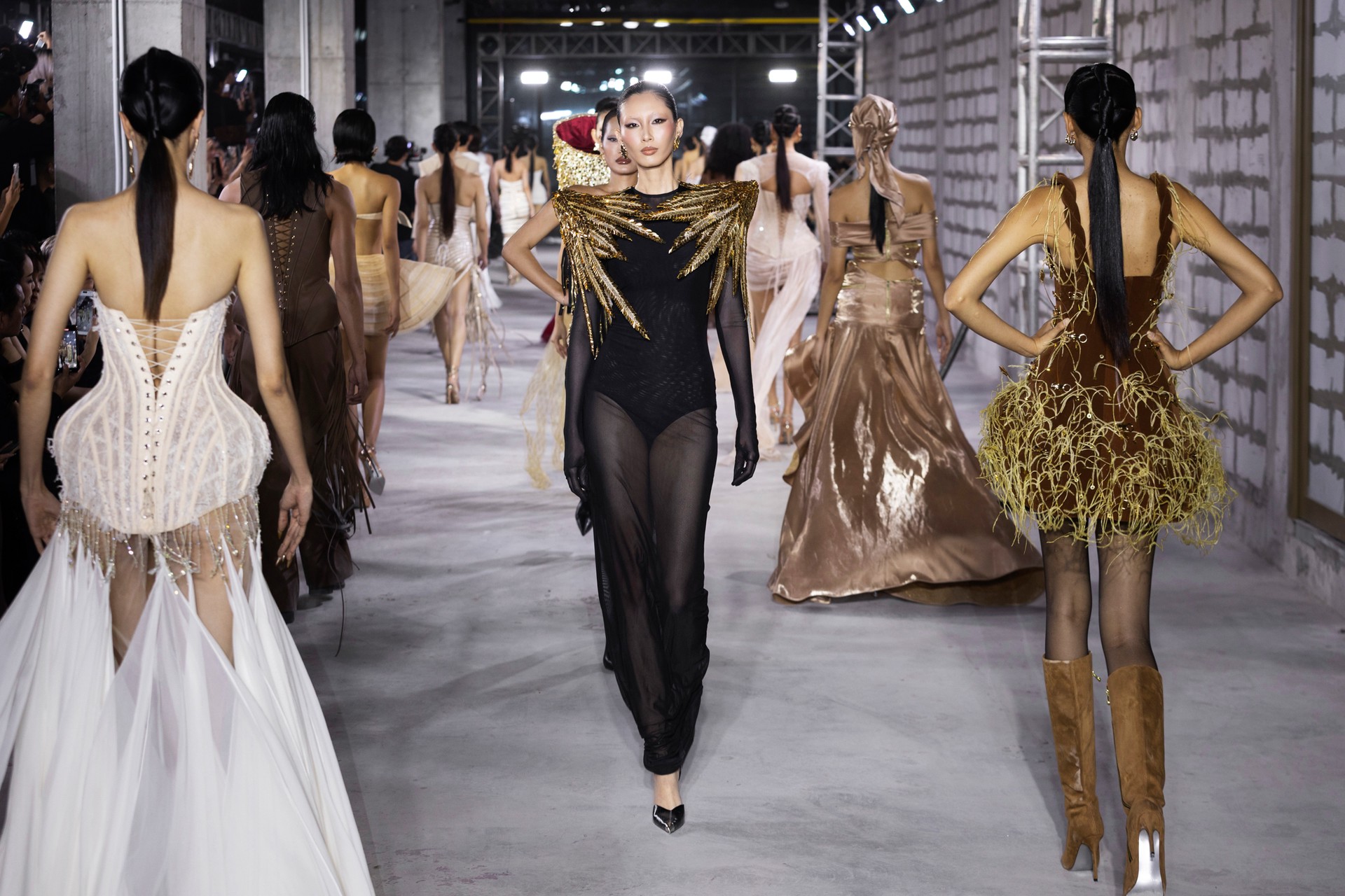 Vẻ đẹp tái sinh từ những góc cạnh thô mộc từ bộ sưu tập