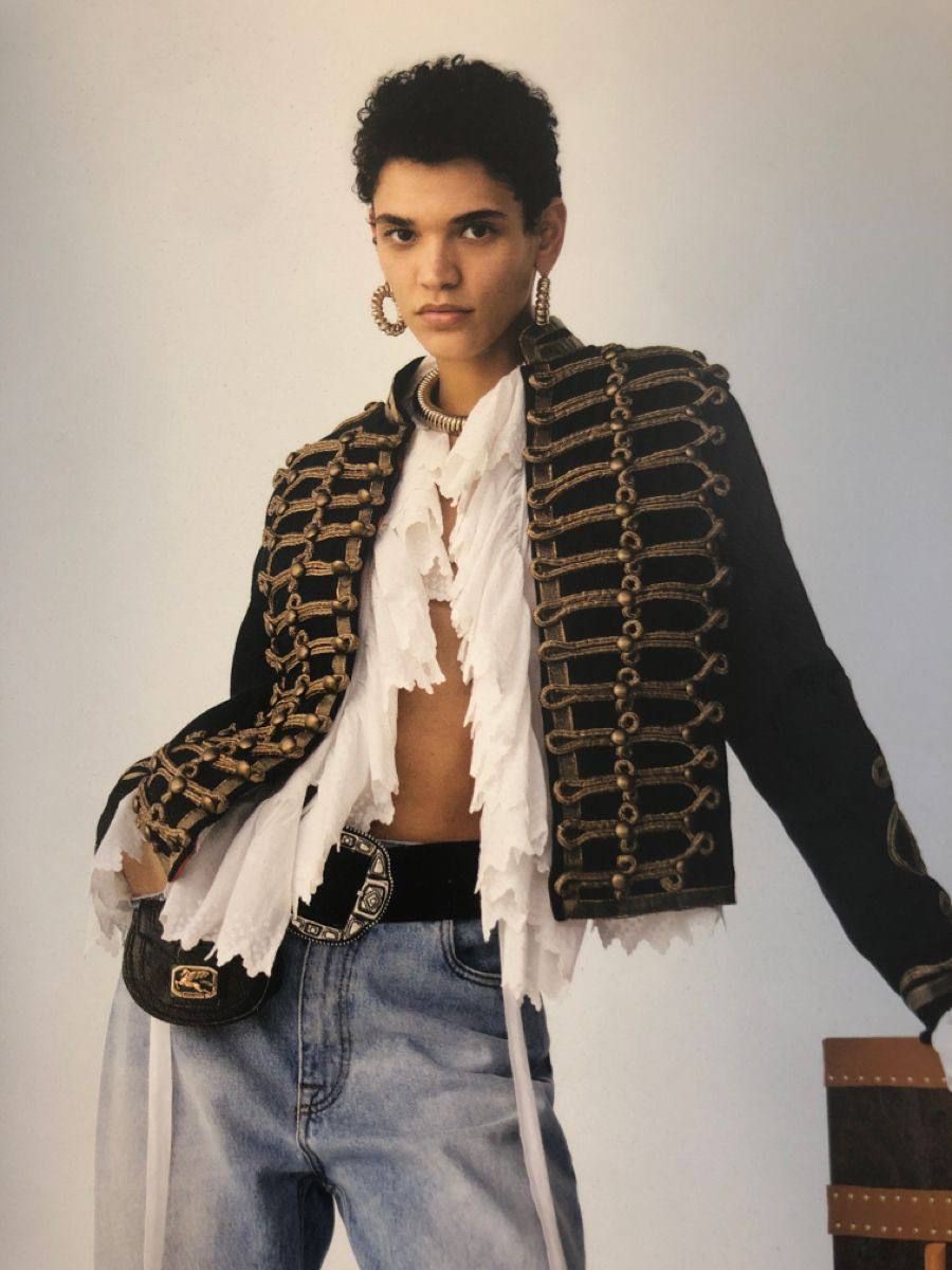 Hinh anh Áo khoác Napoleon trở lại: Khi tinh thần quân phục bước vào thời trang đương đại 14