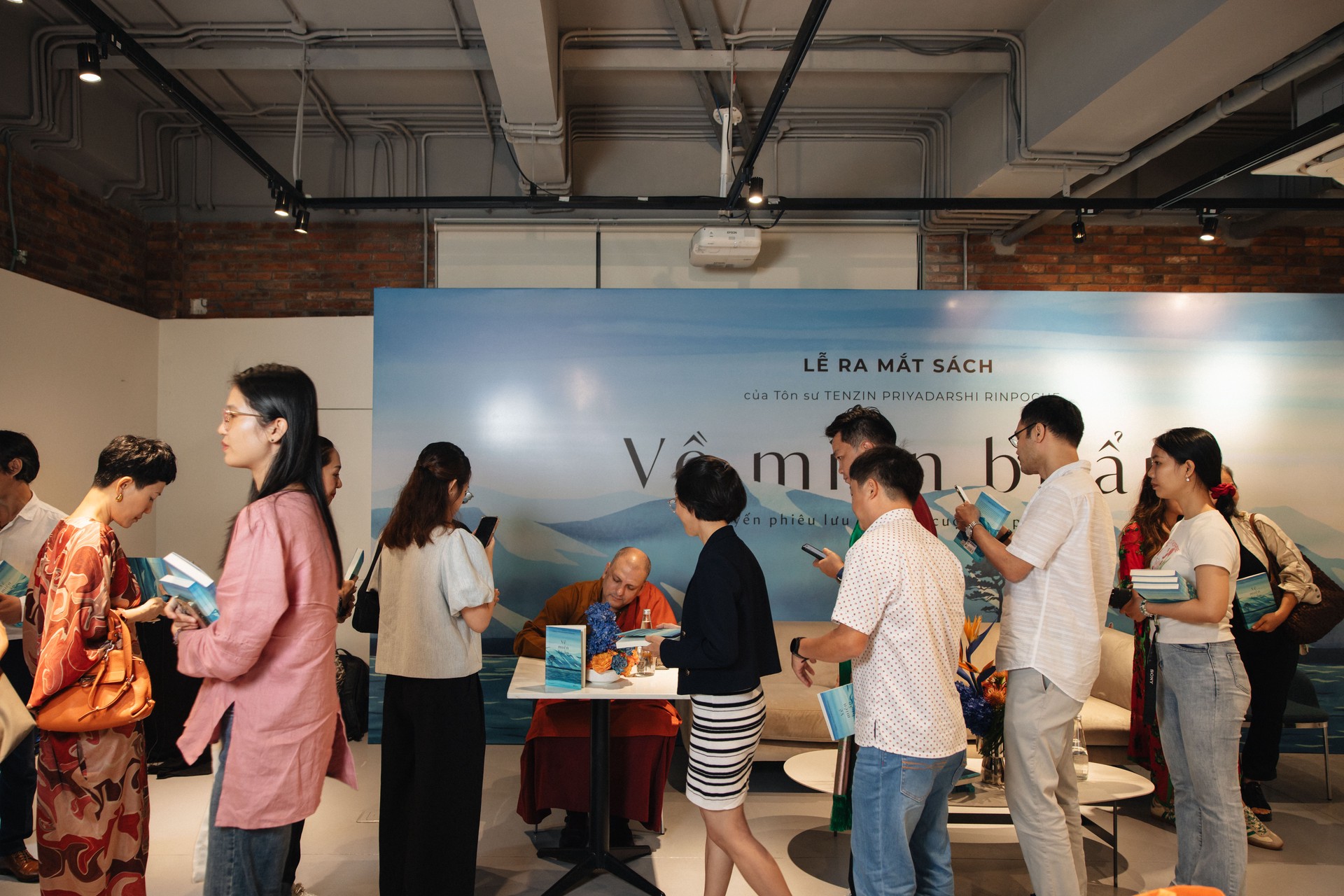 Hinh anh Sách hồi ký 'Về miền bí ẩn': Lời gọi trong mơ dẫn lối một đời phi thường 4