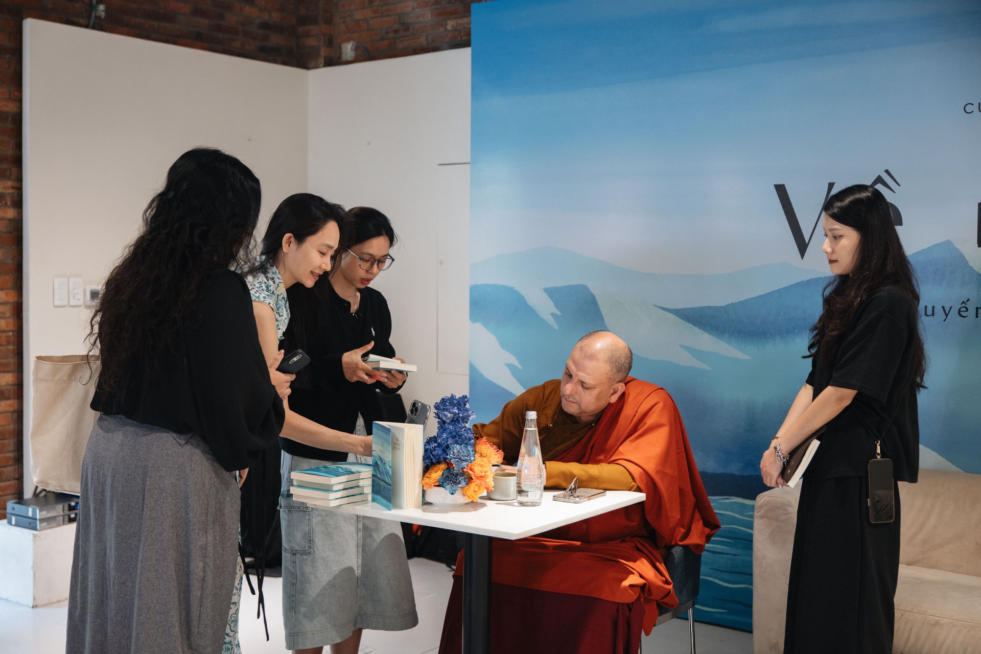 Hinh anh Sách hồi ký 'Về miền bí ẩn': Lời gọi trong mơ dẫn lối một đời phi thường 6