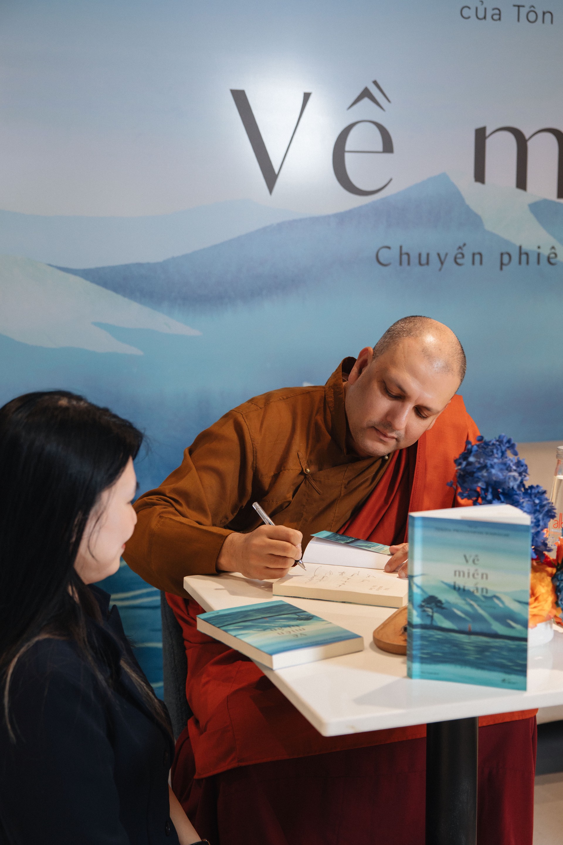 Nhã Nam ra mắt cuốn sách 'Về miền bí ẩn' của Tôn sư Tenzin Priyadarshi