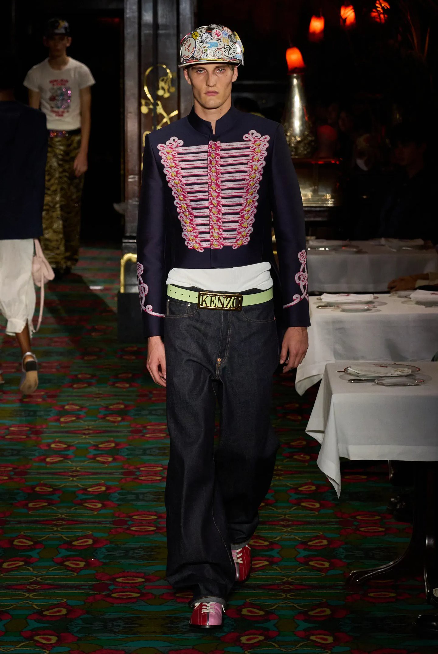 Hinh anh Áo khoác Napoleon trở lại: Khi tinh thần quân phục bước vào thời trang đương đại 18