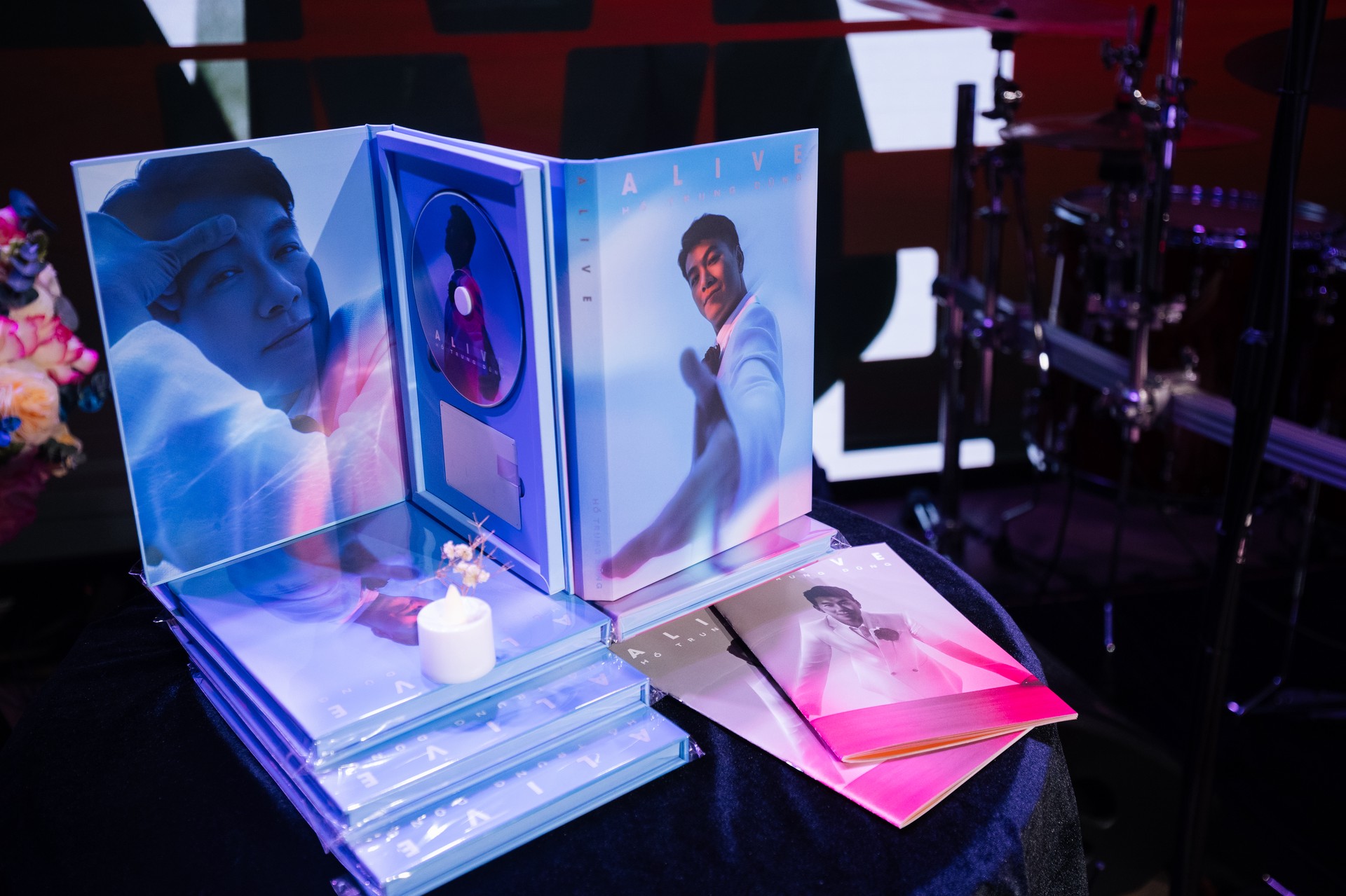 Hinh anh Album 'ALIVE': Dấu ấn mới trong hành trình 15 năm của Hồ Trung Dũng 2