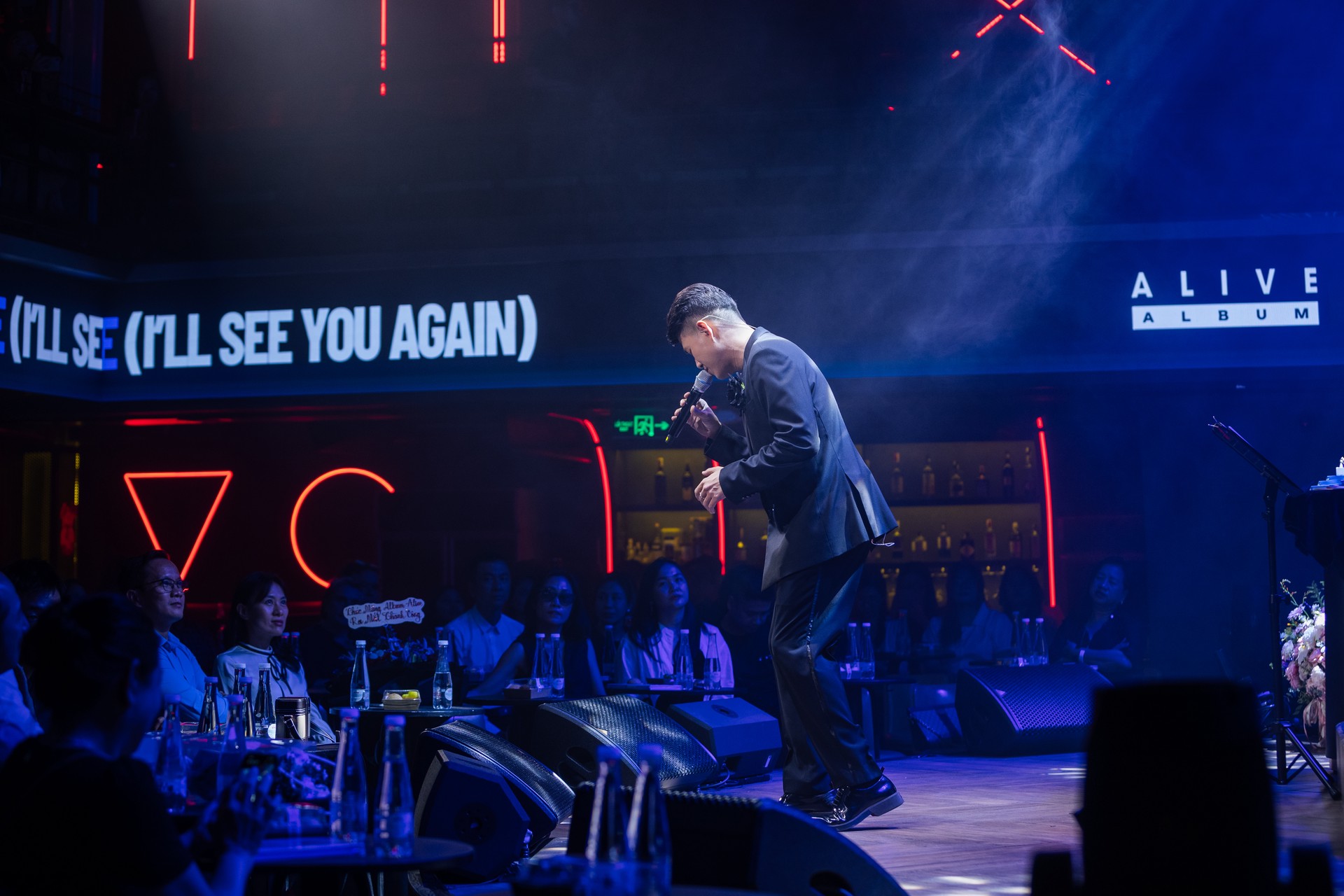 Hinh anh Tất cả mọi trải nghiệm, dù tốt hay chưa tốt, đều đáng trân trọng. ALIVE chính là phương tiện để tôi ghi lại những khoảnh khắc chân thật đó. Đôi khi nó rất lạnh lùng, và đôi khi cũng rất trần trụi - nam ca sĩ chia sẻ. 2