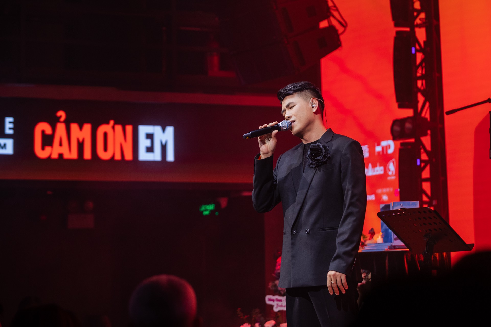 Hinh anh Tất cả mọi trải nghiệm, dù tốt hay chưa tốt, đều đáng trân trọng. ALIVE chính là phương tiện để tôi ghi lại những khoảnh khắc chân thật đó. Đôi khi nó rất lạnh lùng, và đôi khi cũng rất trần trụi - nam ca sĩ chia sẻ. 1