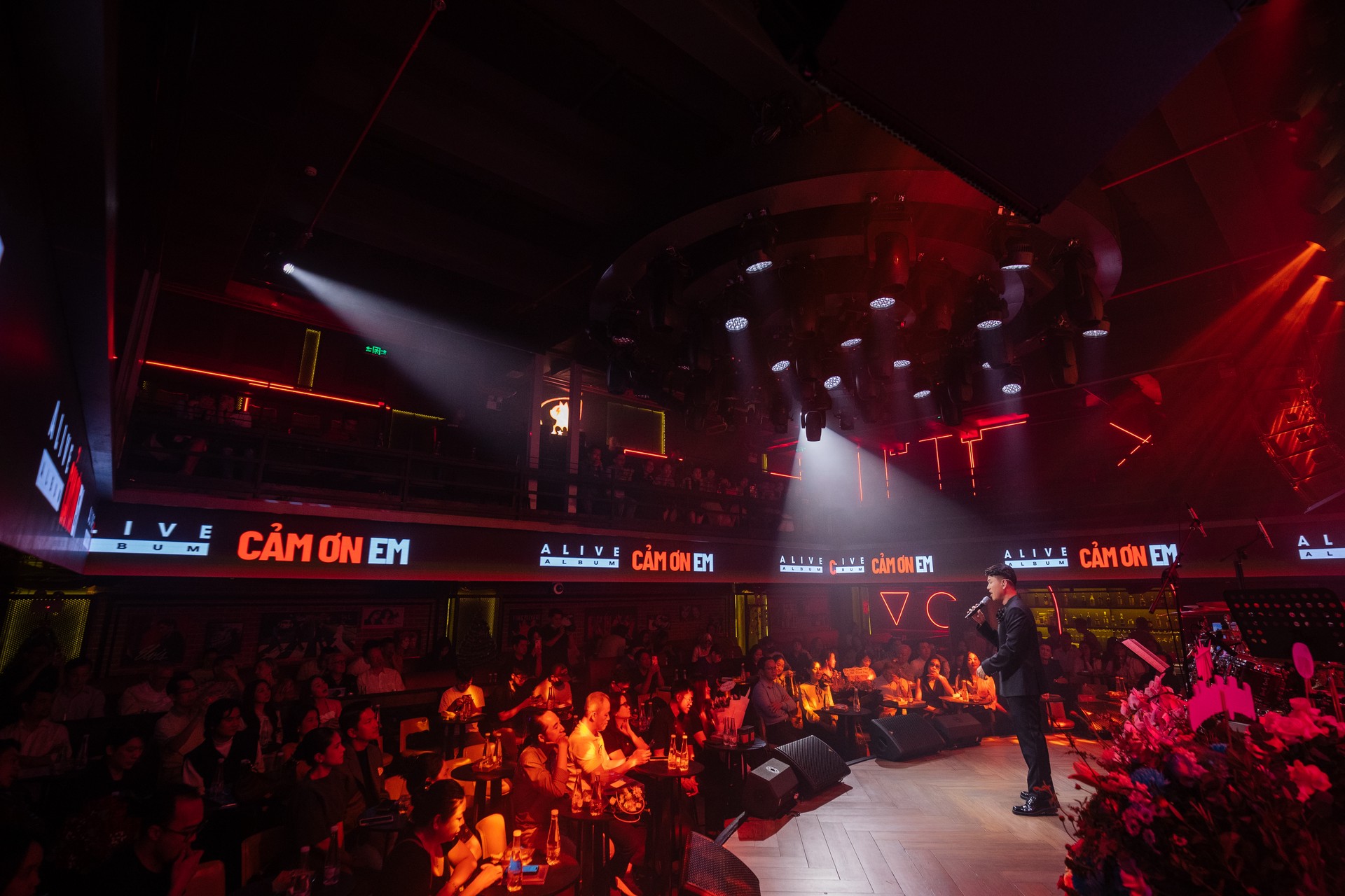 Hinh anh Tất cả mọi trải nghiệm, dù tốt hay chưa tốt, đều đáng trân trọng. ALIVE chính là phương tiện để tôi ghi lại những khoảnh khắc chân thật đó. Đôi khi nó rất lạnh lùng, và đôi khi cũng rất trần trụi - nam ca sĩ chia sẻ. 3