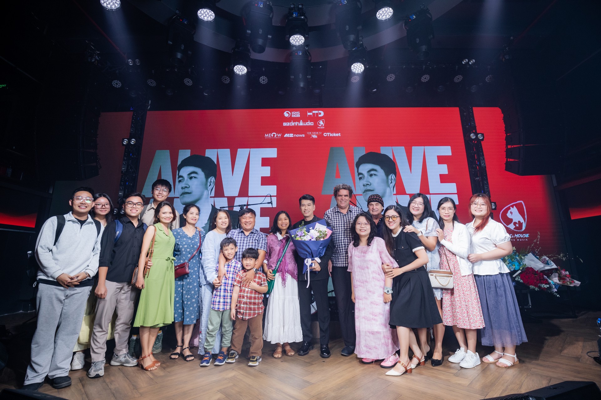 Hinh anh Album 'ALIVE': Dấu ấn mới trong hành trình 15 năm của Hồ Trung Dũng 1