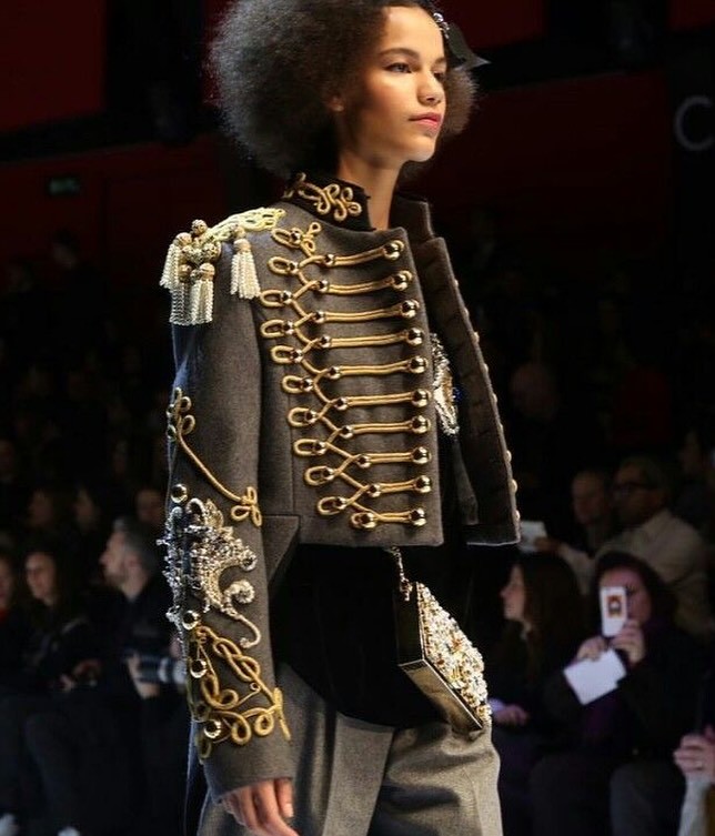 Hinh anh Áo khoác Napoleon trở lại: Khi tinh thần quân phục bước vào thời trang đương đại 10