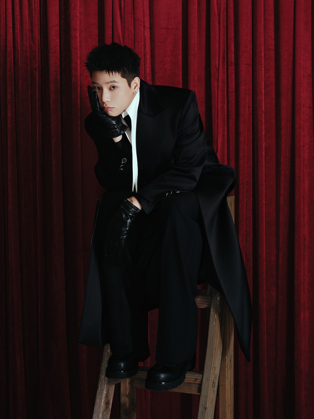 Hinh anh Mùa đông ở Hà Nội những ngày cuối năm cũng lạnh lắm, Quân nhớ đến không gian và khoảng thời gian ngồi trên ghế nhà trường để có ý tưởng cho ca khúc này. Ra vào dịp Noel, Quân mong đây là món quà ngọt ngào gửi tặng fan của Quân, mong mọi người có một Giáng sinh ấm áp - nam ca sĩ chia sẻ 1