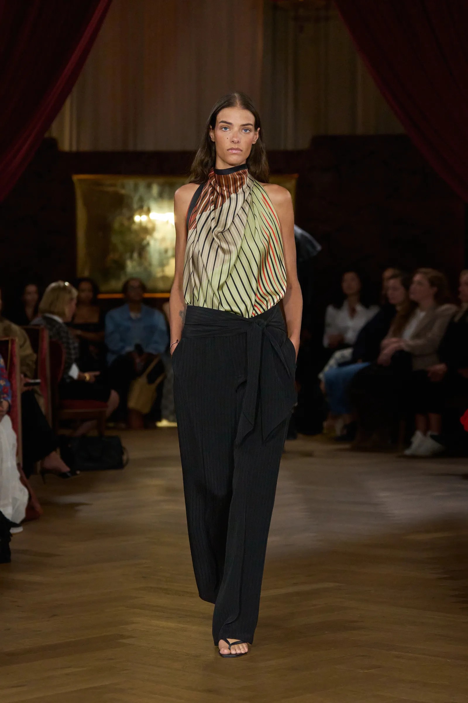 Hinh anh 8 mẹo phối đồ đáng học nhất từ sàn diễn Xuân Hè 2026 1