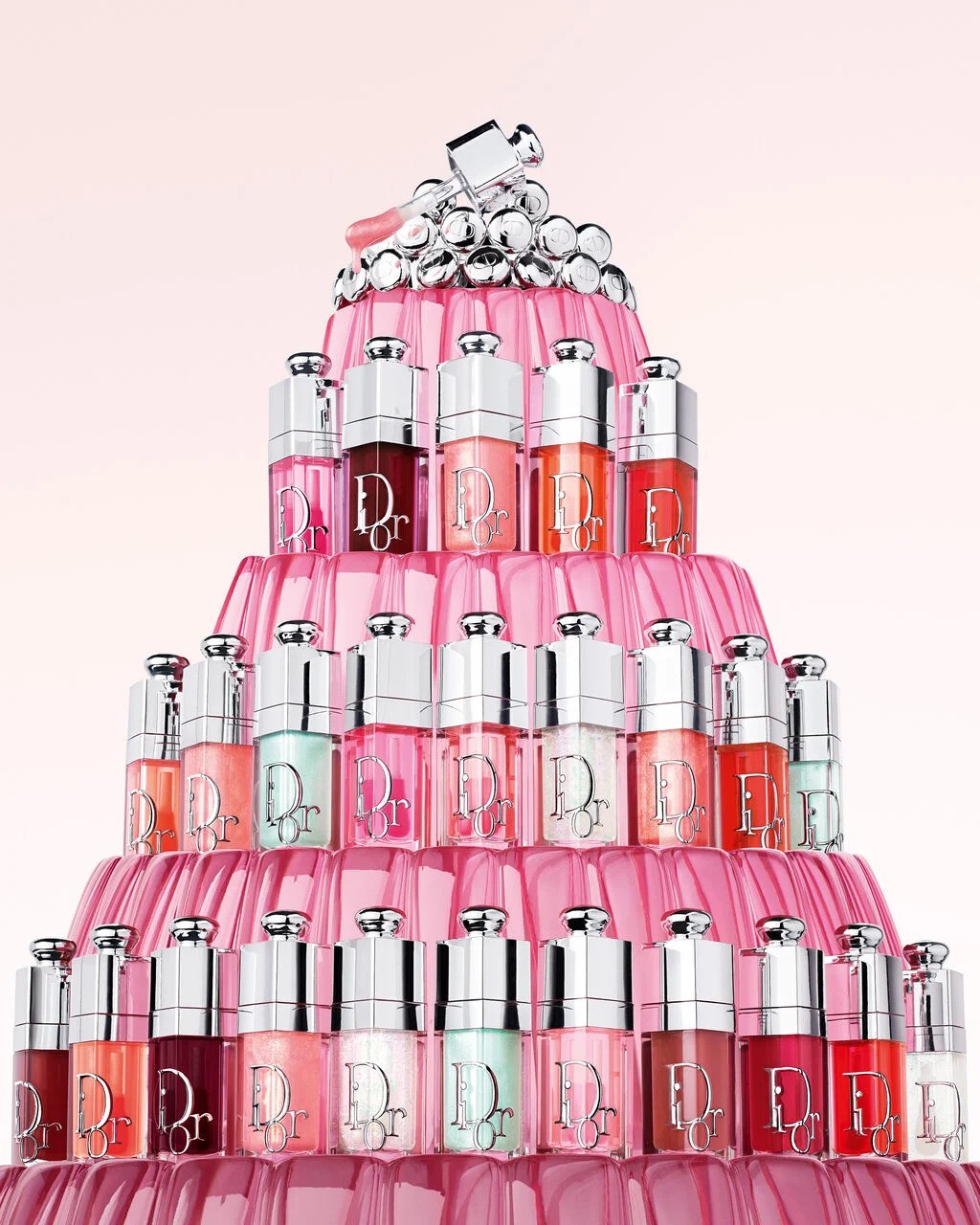 Hinh anh Tôi đặc biệt yêu thích Dior Lip Glow Oil vì bản thân vốn yêu thích sự tối giản.  Lip Glow Oil là sản phẩm giúp môi tôi như được dưỡng ẩm và tôi thích những sản phẩm mang lại cảm giác mềm mại cho môi - Willow Smith. 3