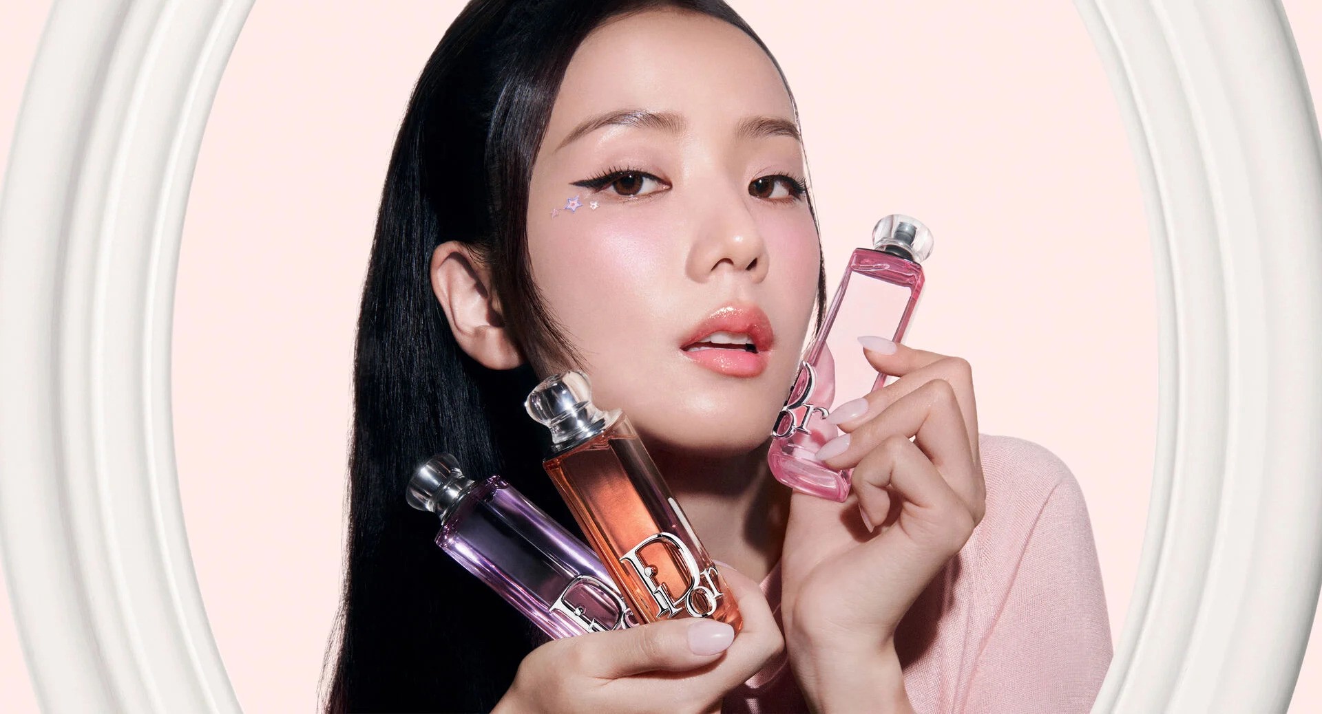 Hinh anh Tôi đặc biệt yêu thích Dior Lip Glow Oil vì bản thân vốn yêu thích sự tối giản.  Lip Glow Oil là sản phẩm giúp môi tôi như được dưỡng ẩm và tôi thích những sản phẩm mang lại cảm giác mềm mại cho môi - Willow Smith. 1