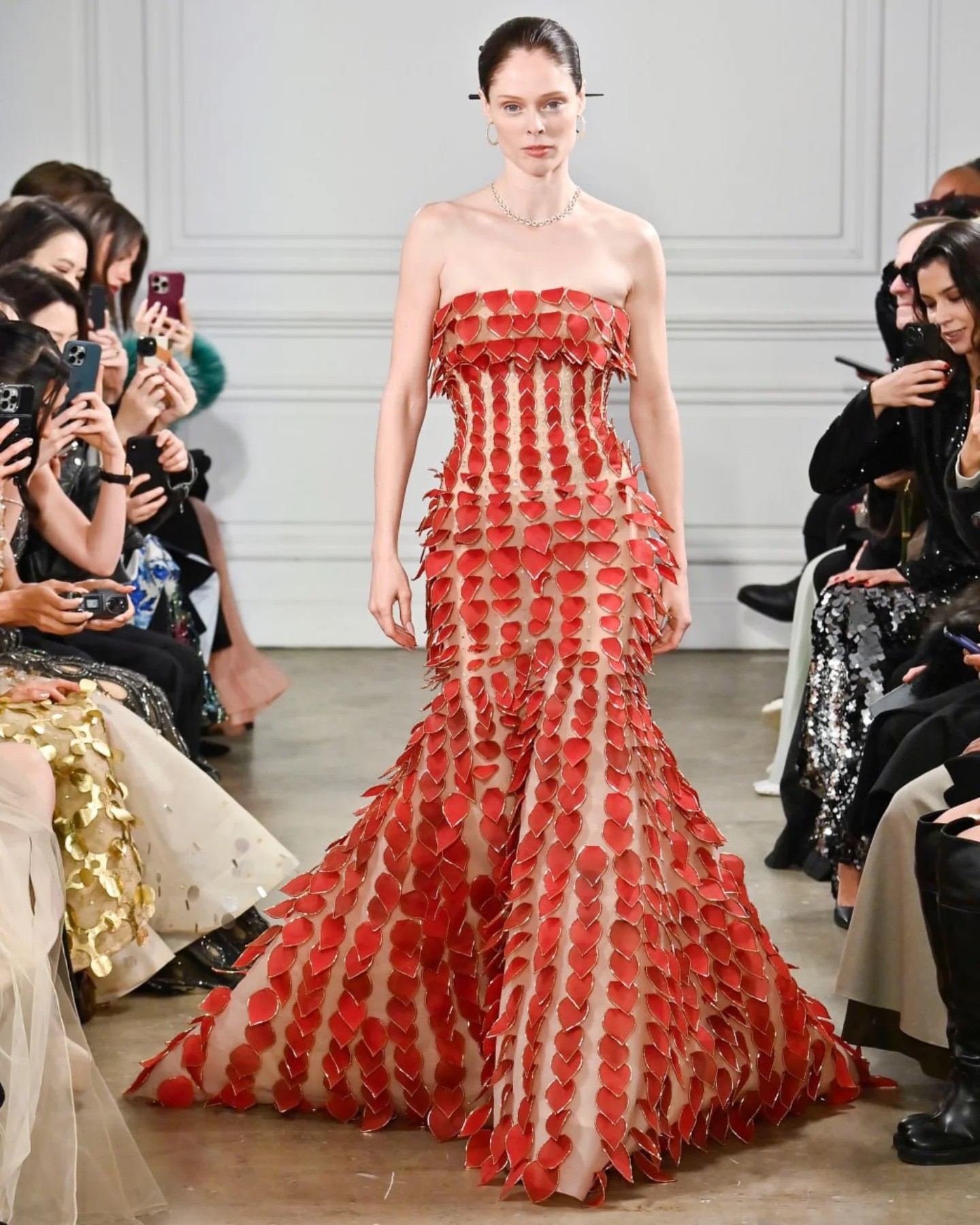 Hinh anh Chiếc váy đỏ chuyển động theo từng bước catwalk của Coco Rocha mất gần ba tháng chế tác. Couture ở đây hiện diện như một chuẩn mực được giữ gìn: âm thầm, bền bỉ, không vội vàng. 1