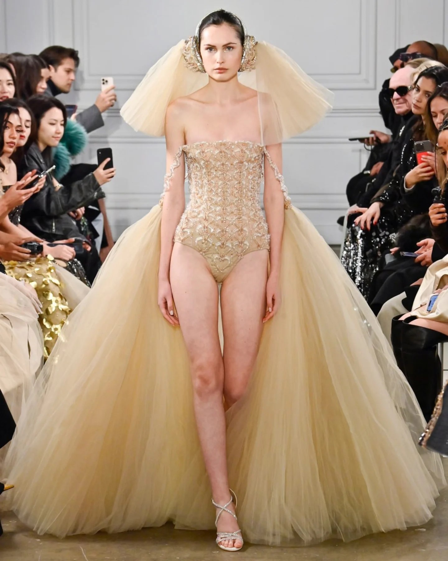 Hinh anh Phan Huy dệt nên giấc mộng hoàng triều với "Cành Vàng Lá Ngọc" tại Haute Couture SS26 26