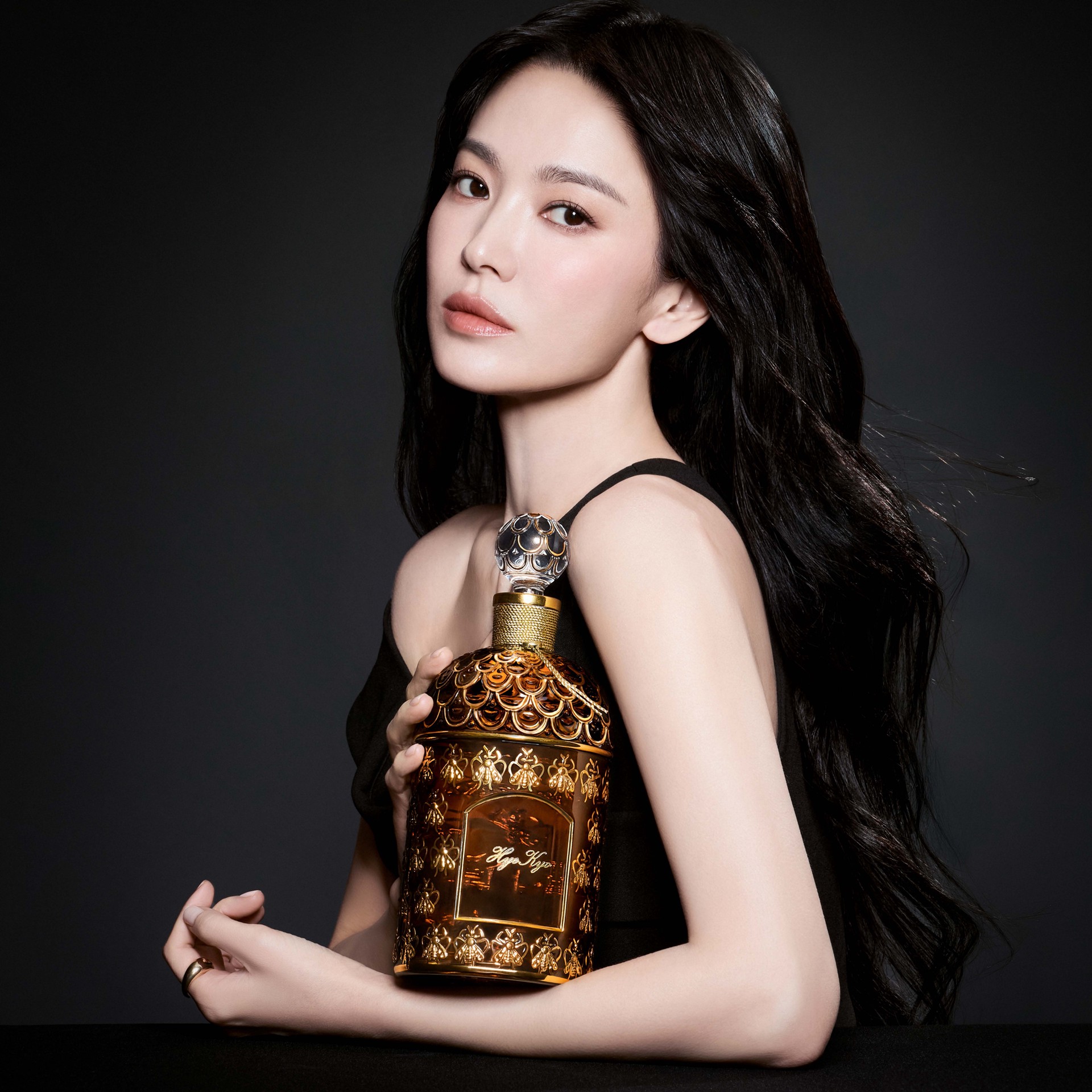 Hinh anh Guerlain tôn vinh đại sứ toàn cầu Song Hye Kyo cùng biểu tượng Bee Bottle 2
