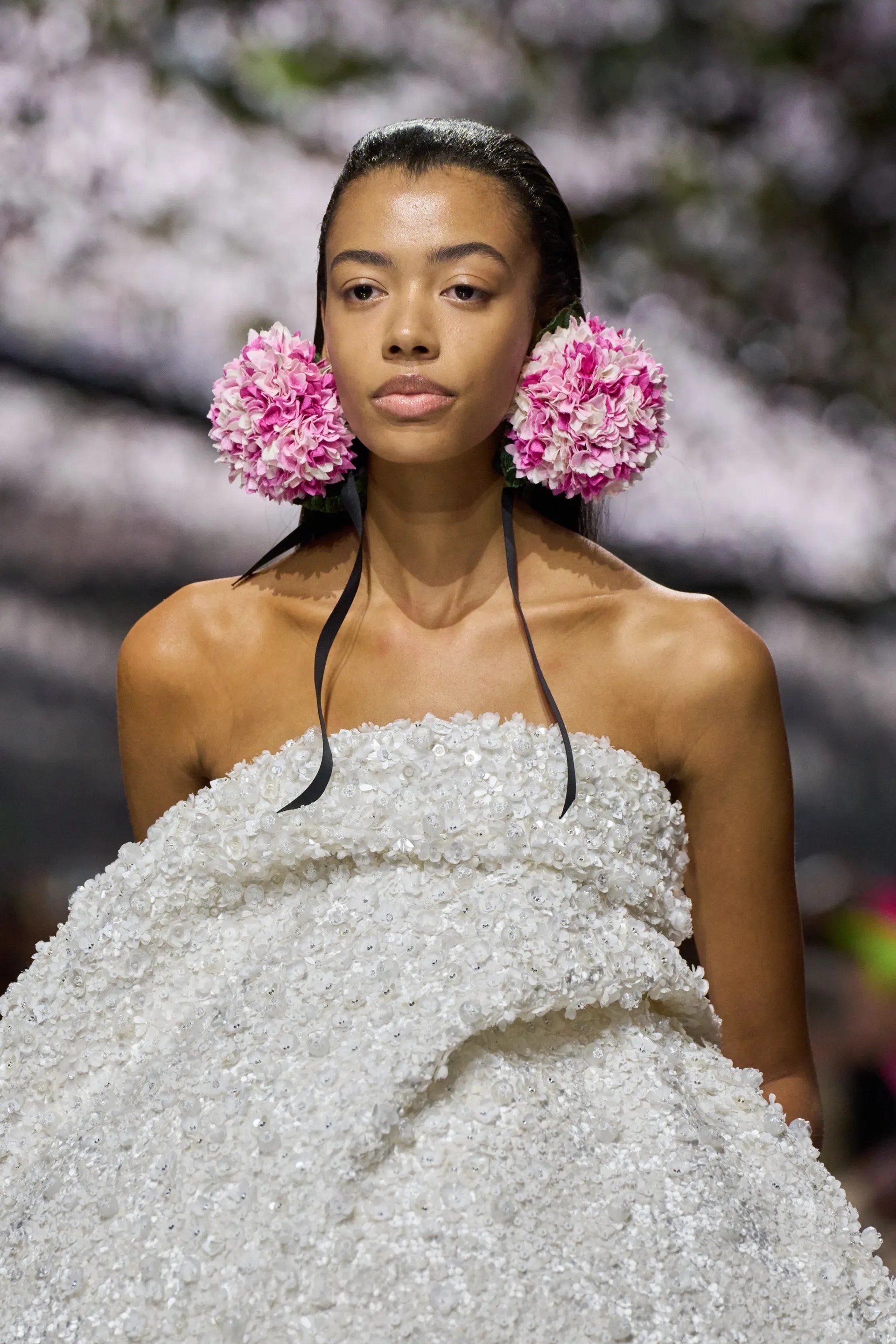 Hinh anh Lối trang điểm tối giản phủ sóng sàn diễn Haute Couture ngày đầu tiên 2