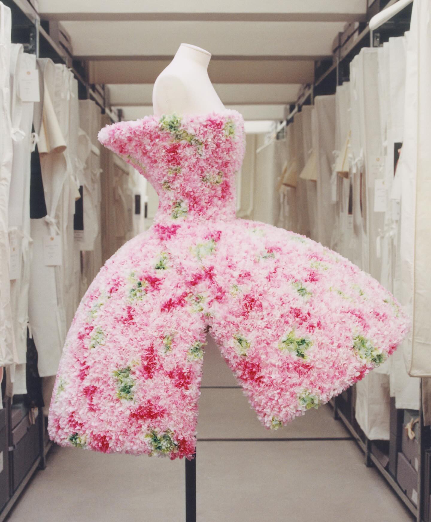 Hinh anh Jonathan Anderson và phép thử Haute Couture: “Kẻ dị biệt” học cách khiêm nhường tại Dior 61